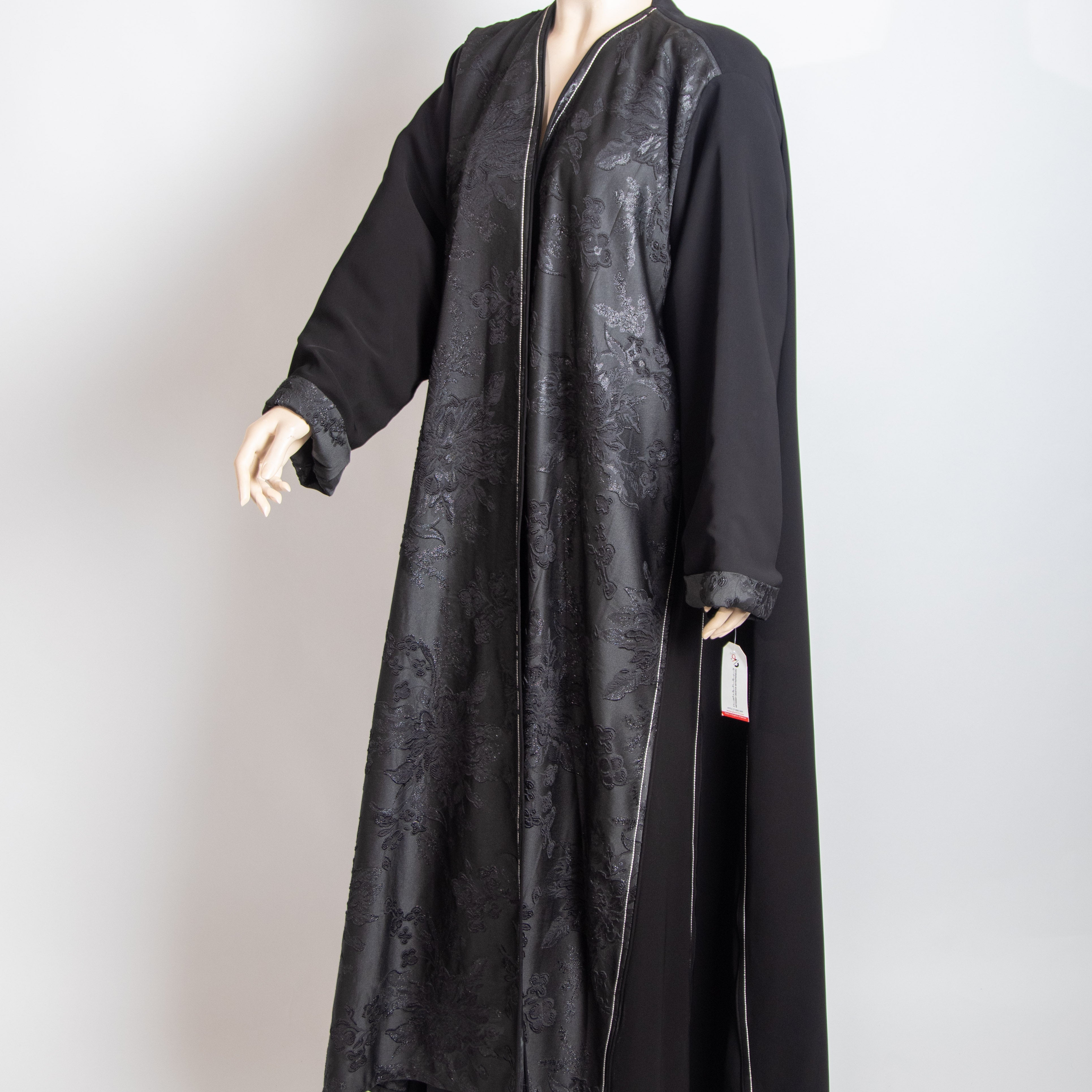 عباية بلون الأسود الفاحم