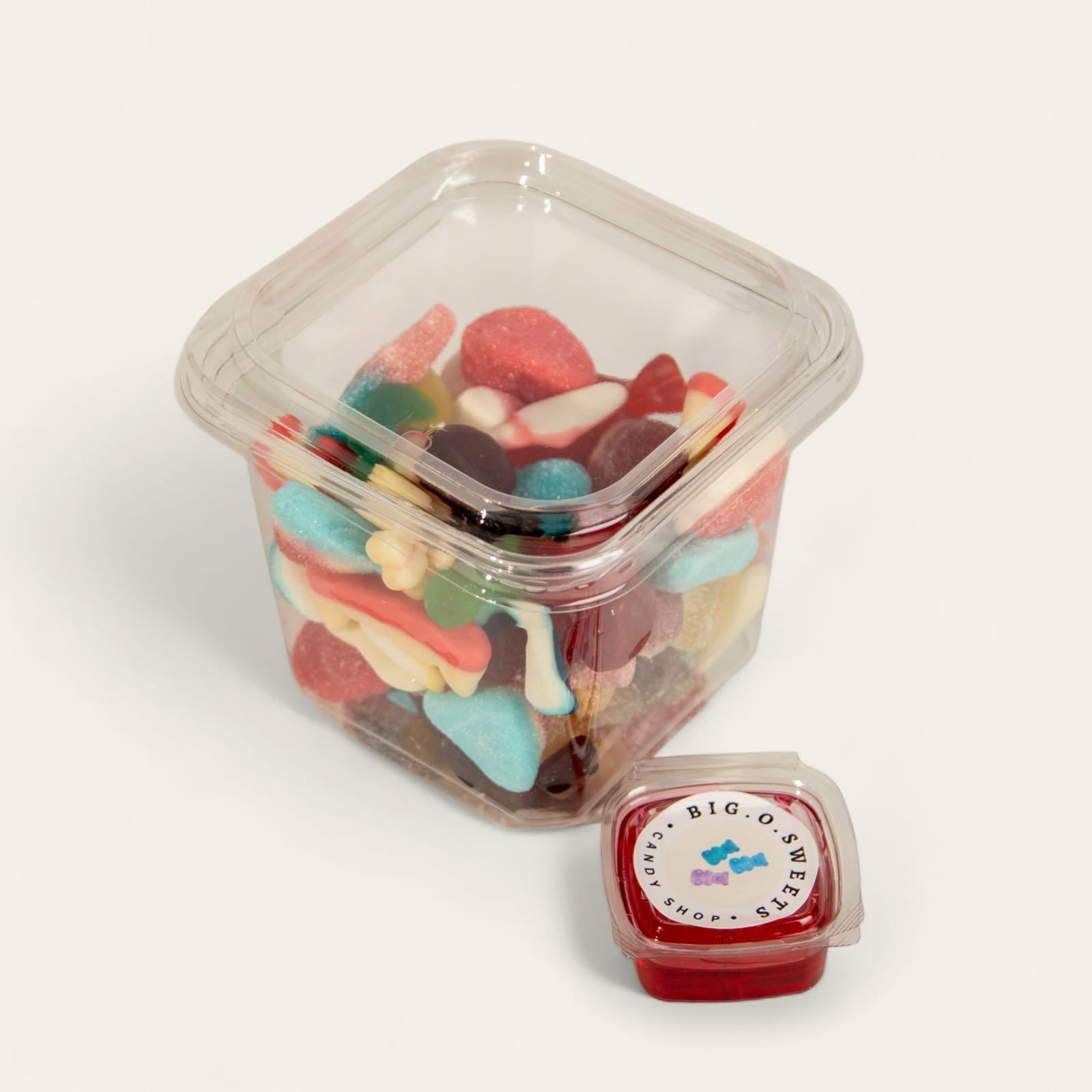 علبة كبيرة مشكلة من حلويات الجيلي