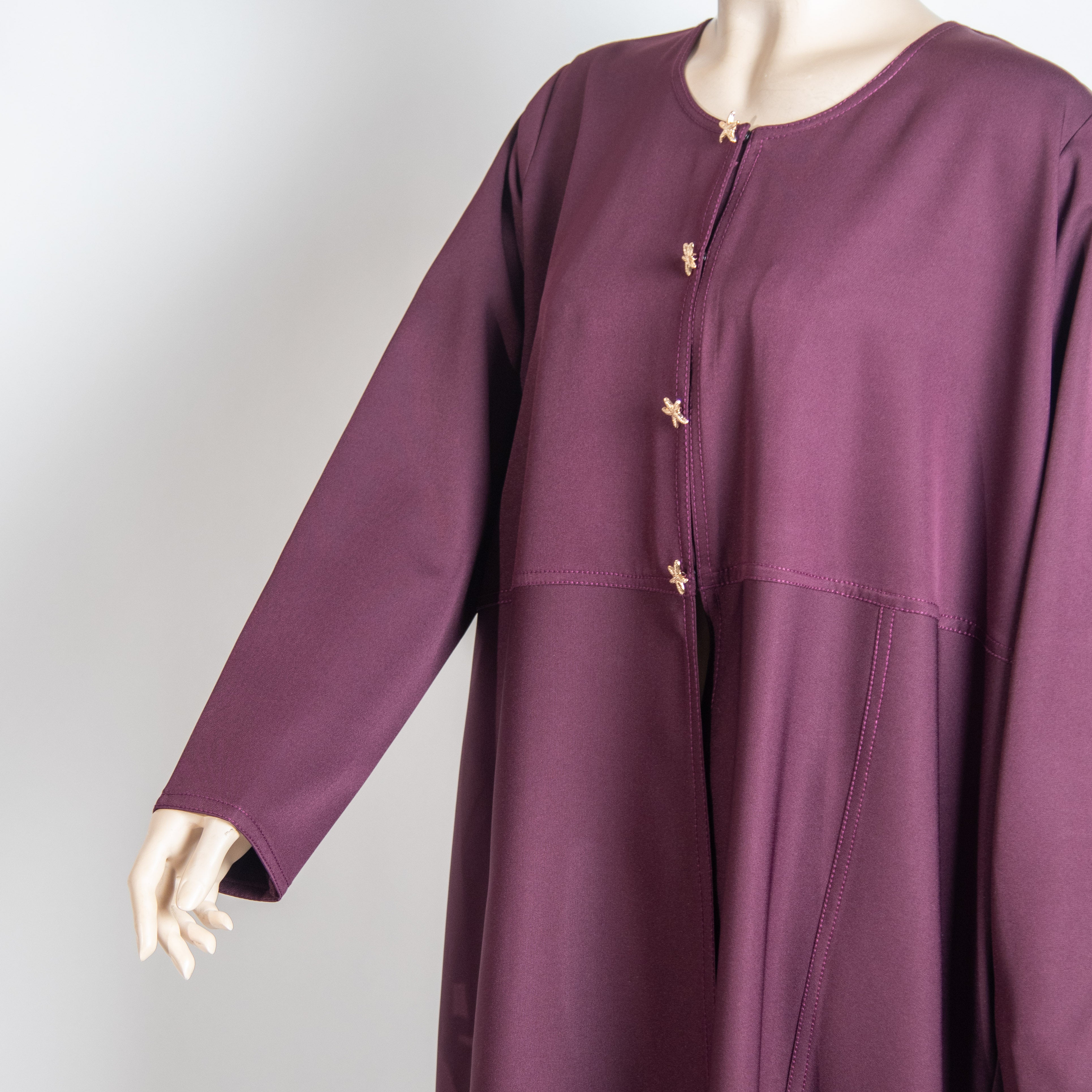 عباية مارونية بأزرار ذهبية