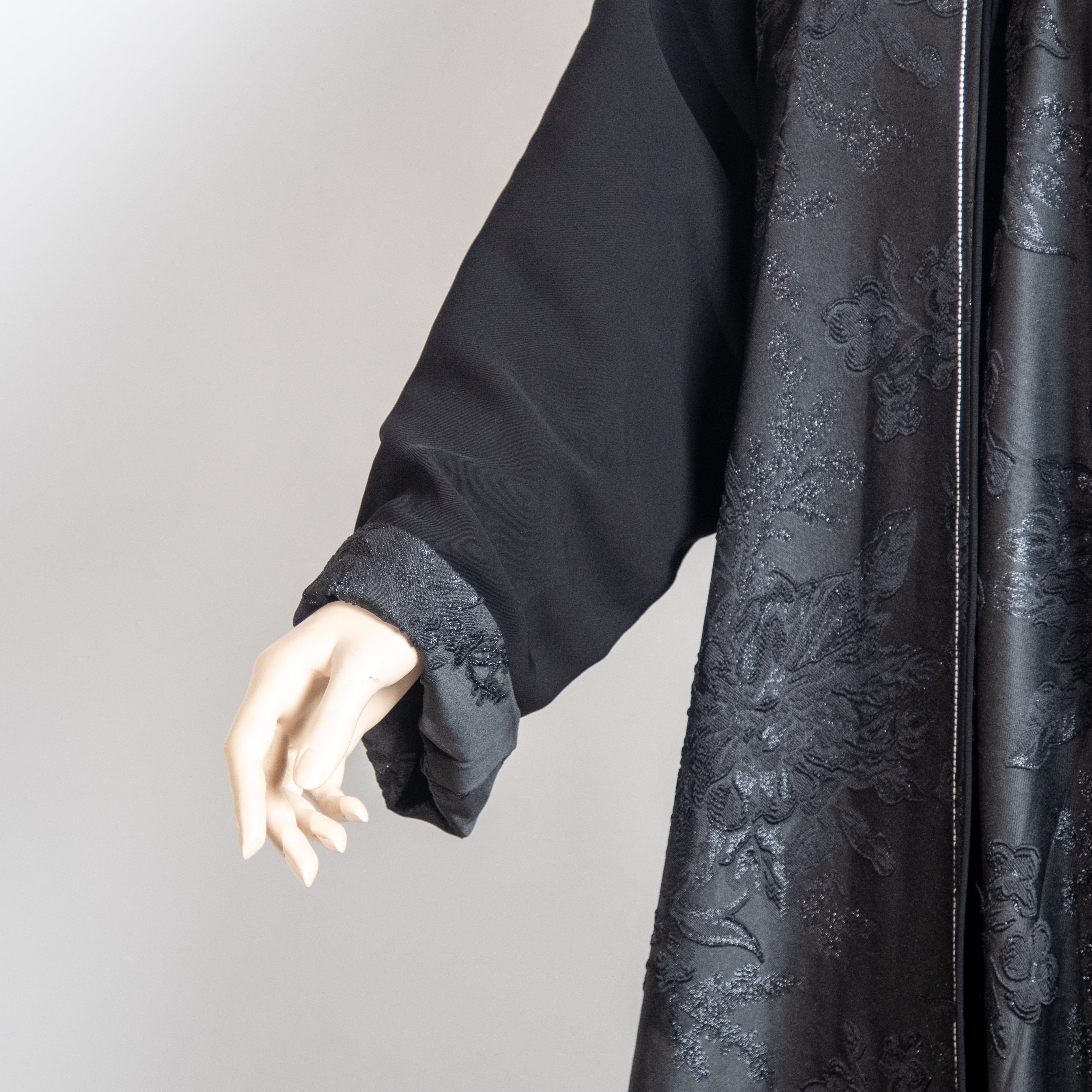 عباية بلون الأسود الفاحم