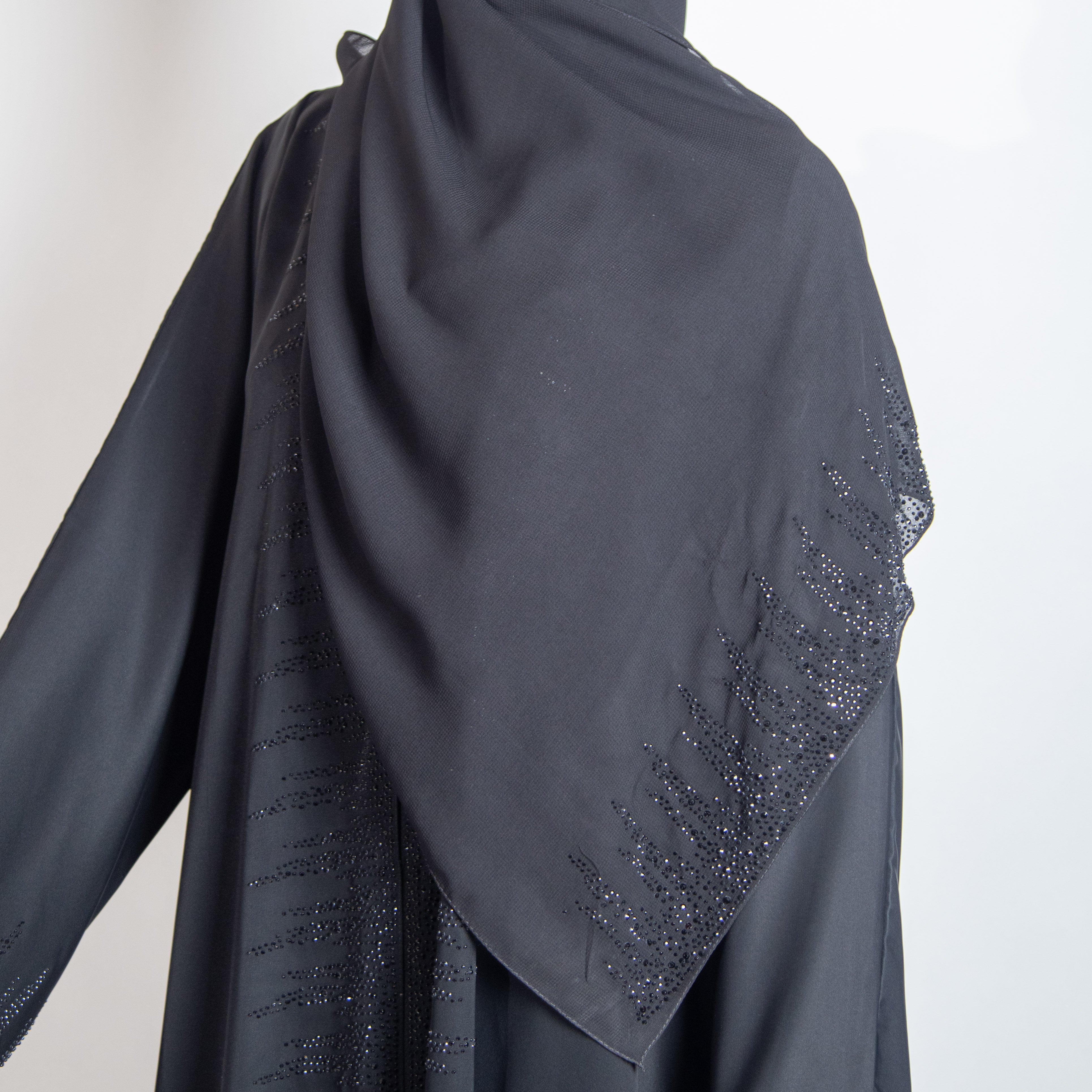 عباية مع شيله بفصوص سوارفيسكي