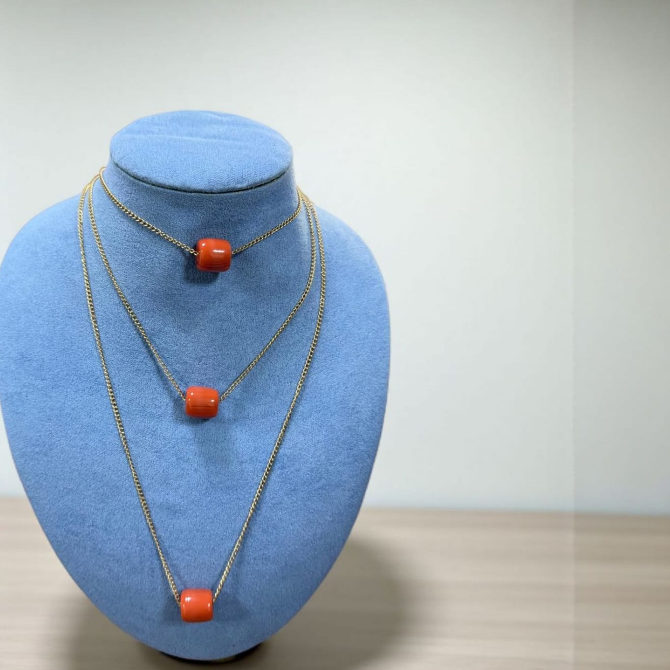 عقد باللون البرتقالي