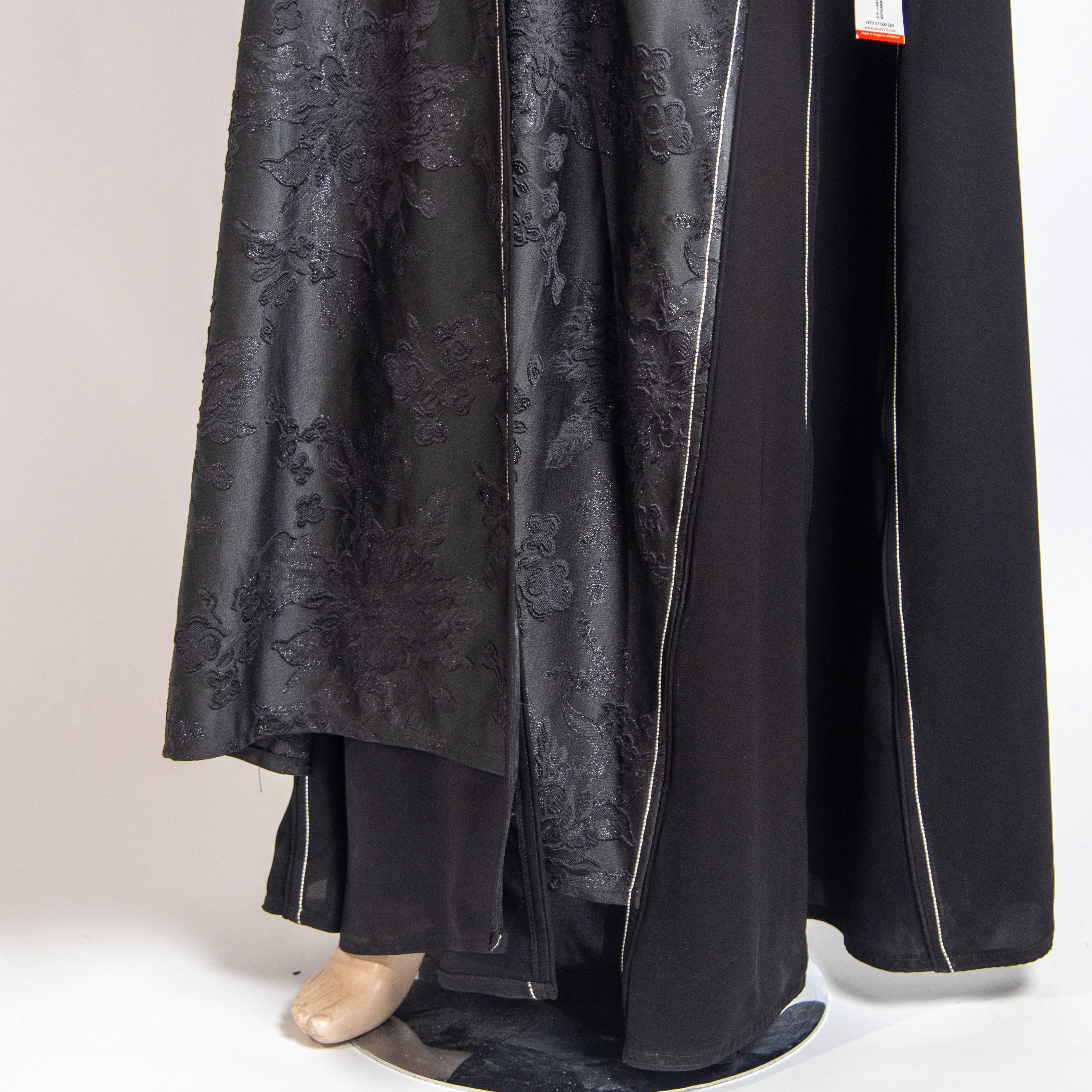 عباية بلون الأسود الفاحم