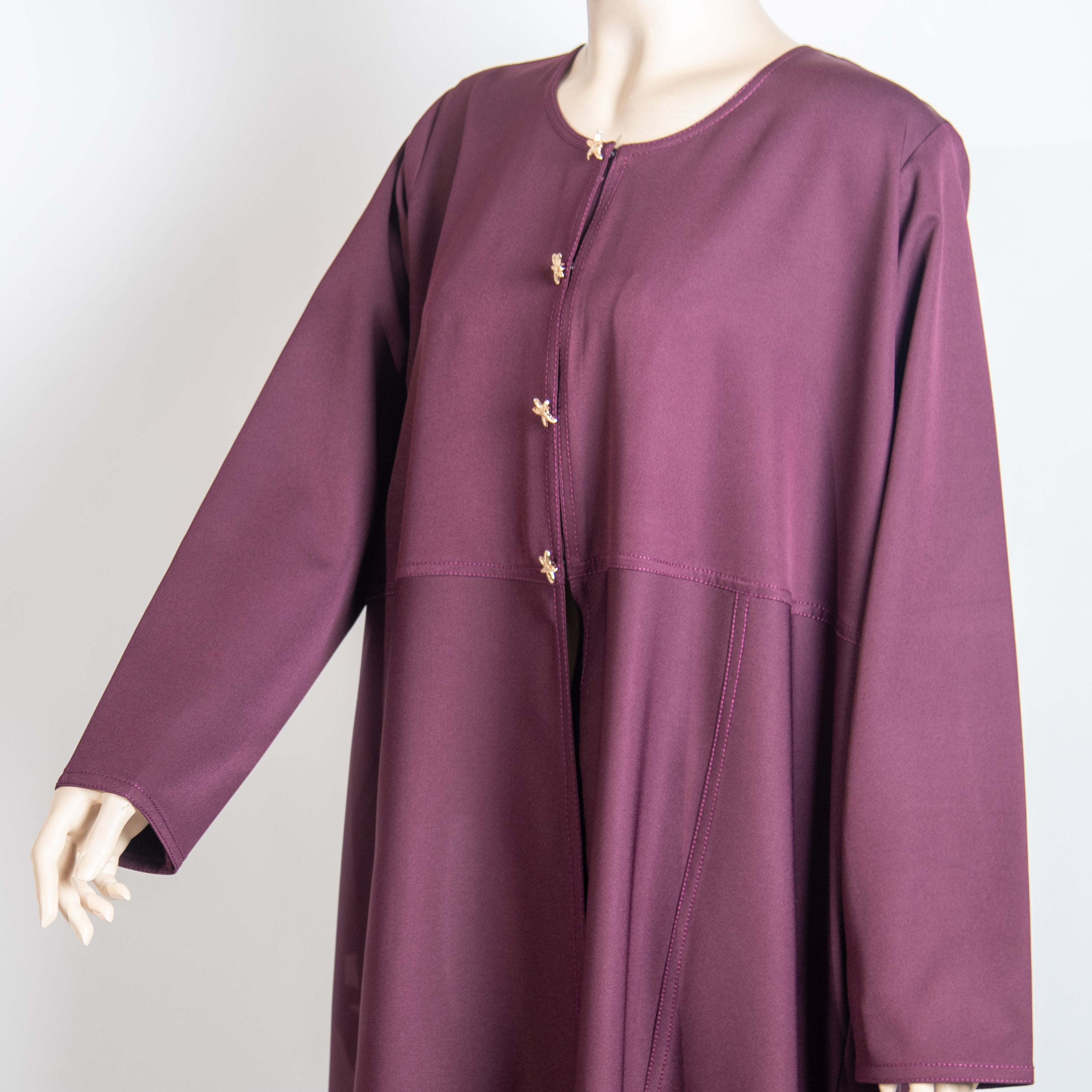 عباية مارونية بأزرار ذهبية