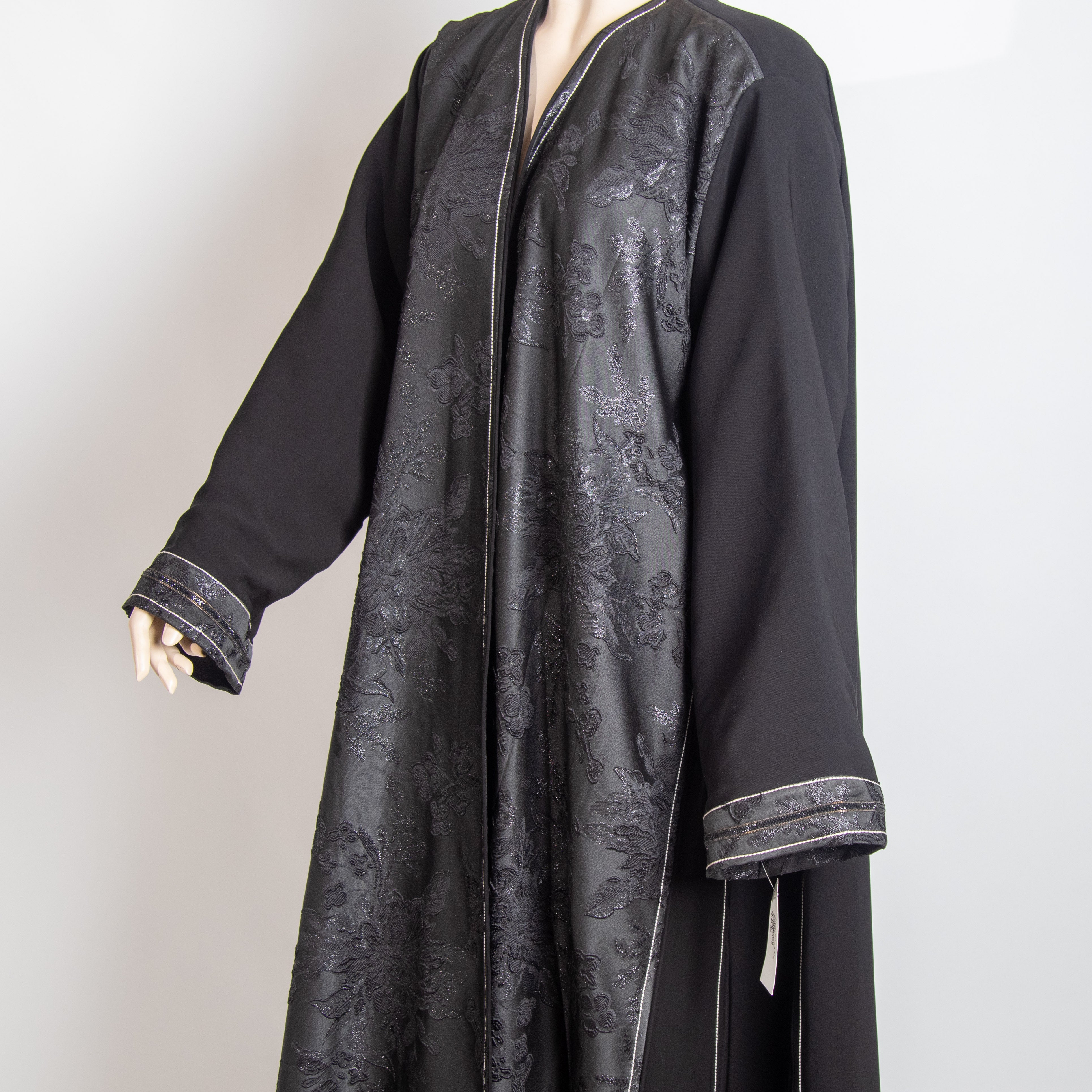 عباية بلون الأسود الفاحم