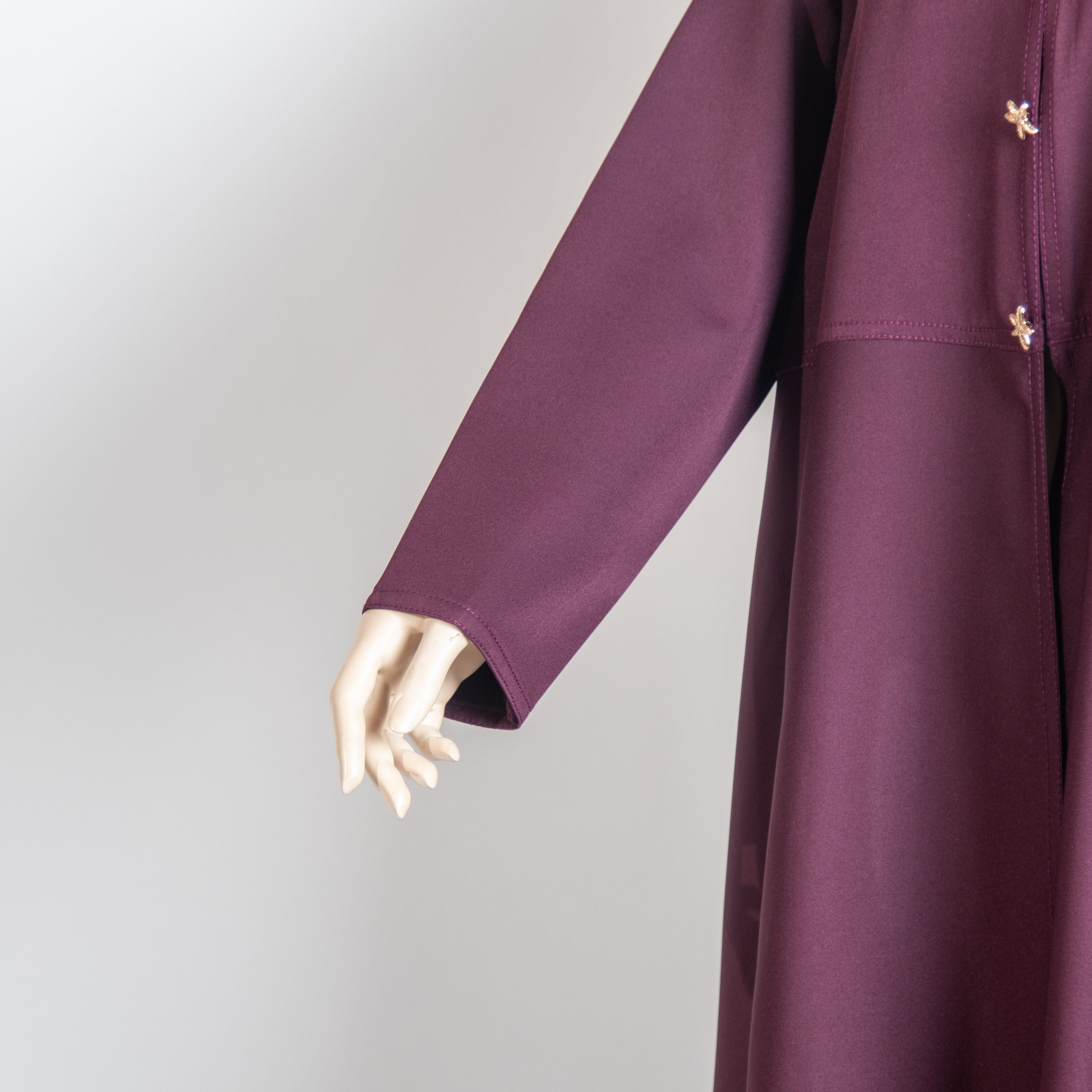 عباية مارونية بأزرار ذهبية