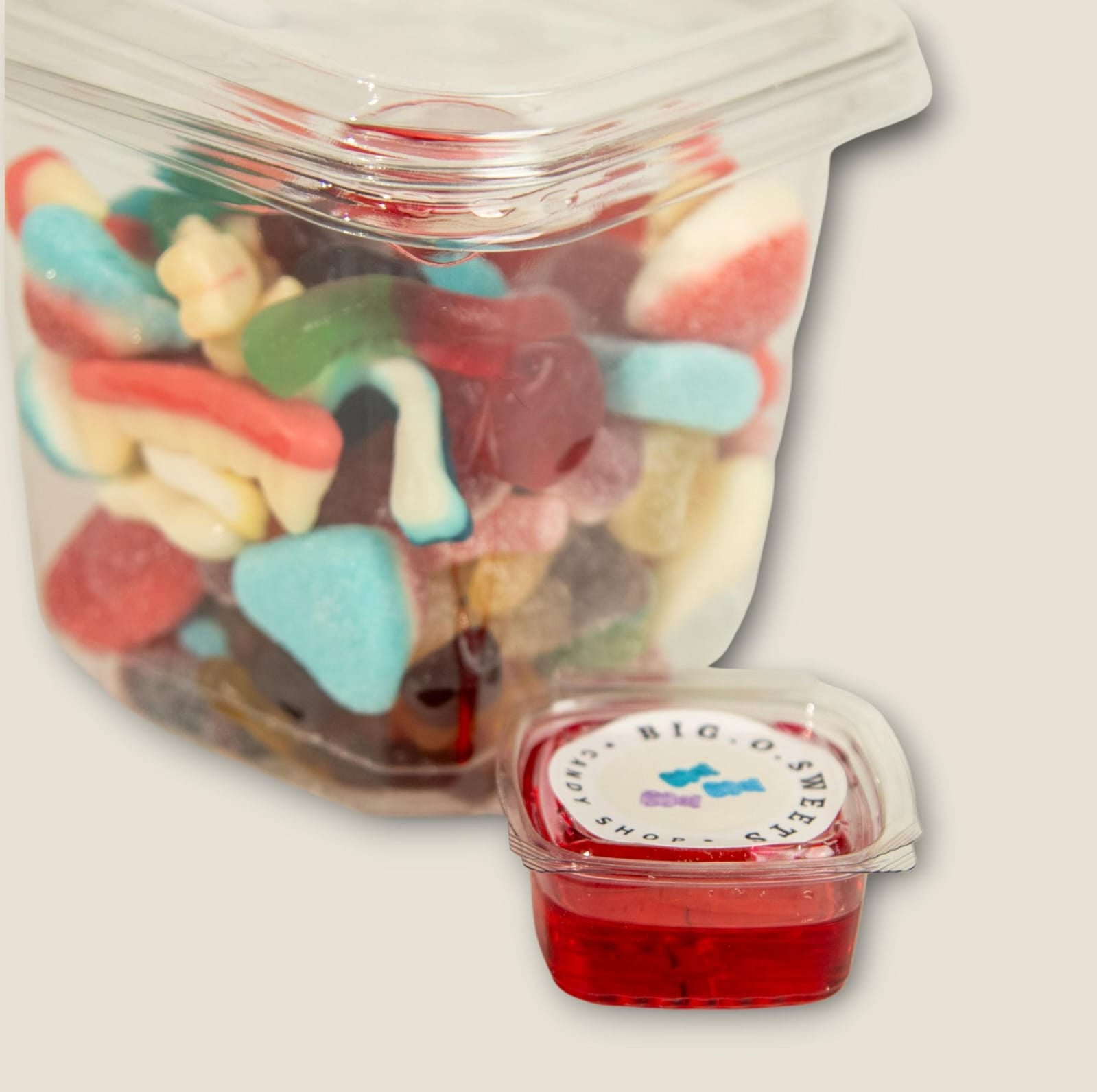 علبة كبيرة مشكلة من حلويات الجيلي