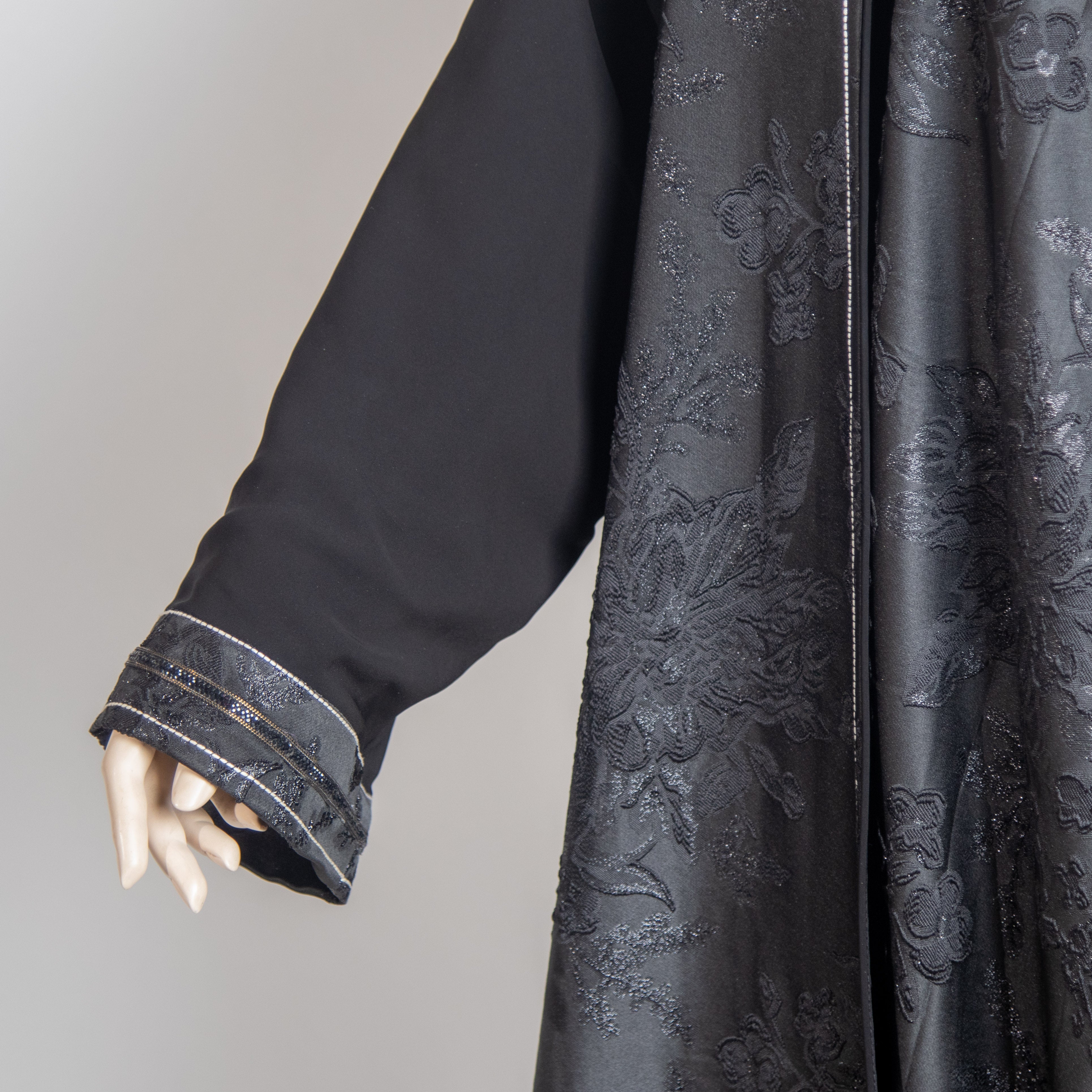 عباية بلون الأسود الفاحم