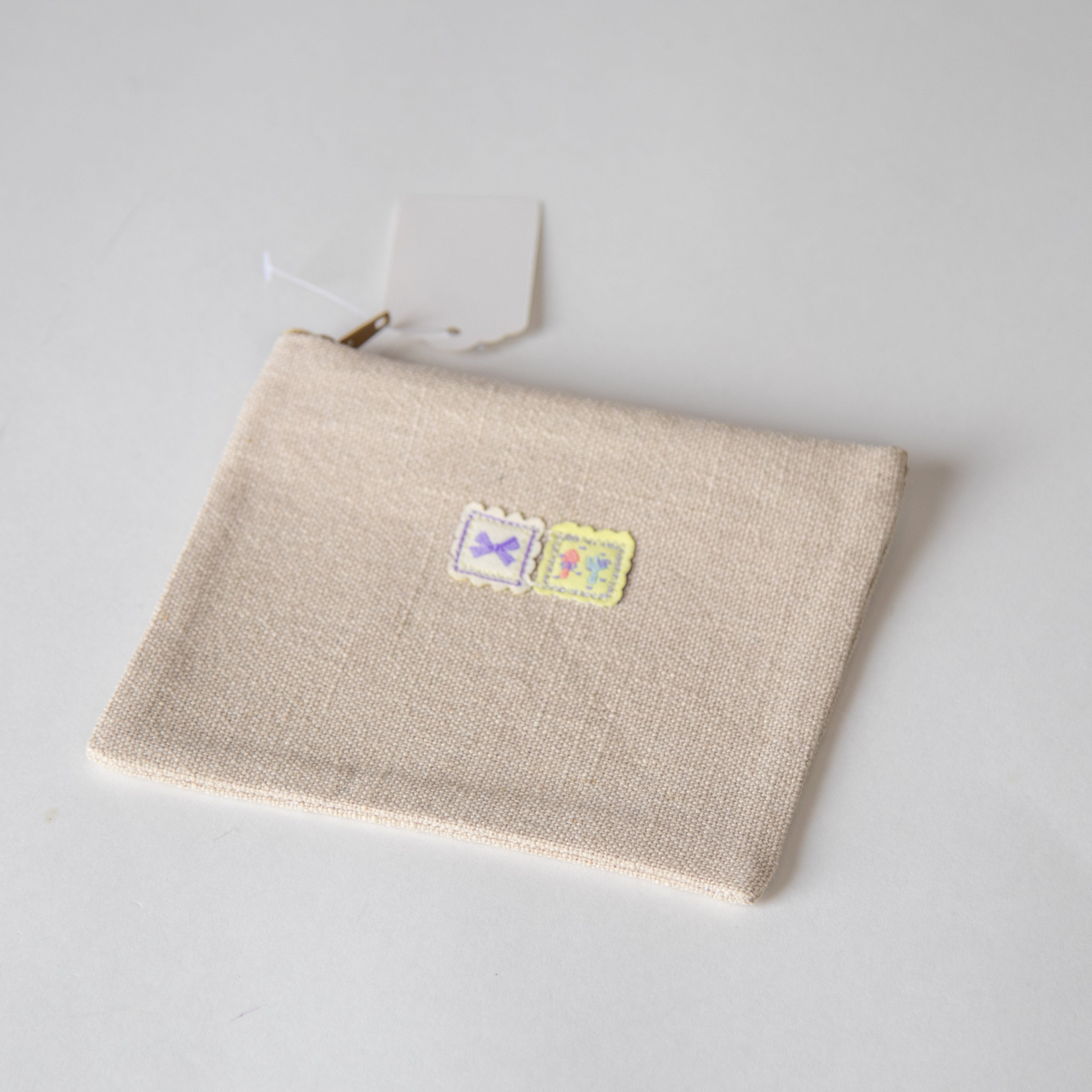 محفظة بتطريز مربعات صغيرة