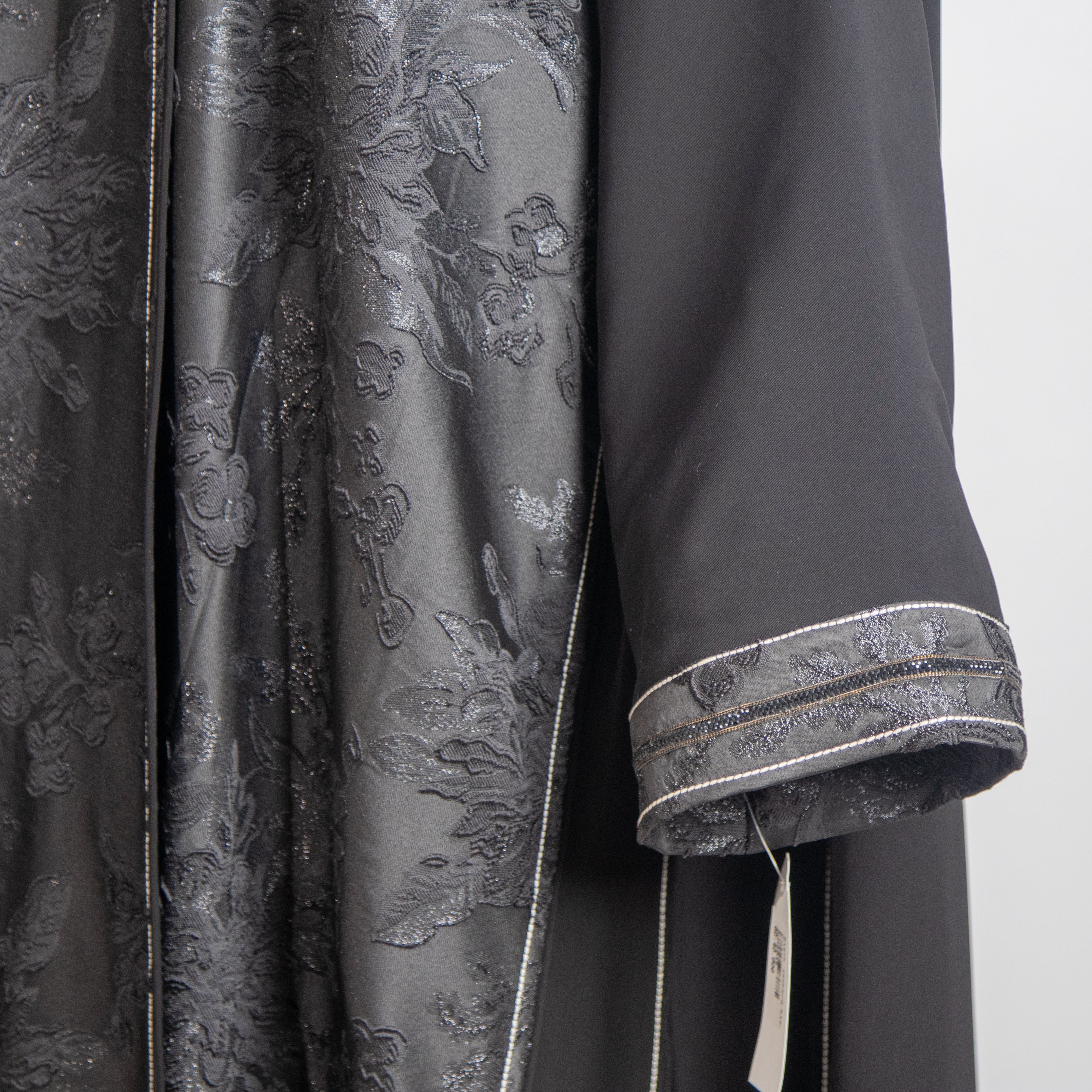 عباية بلون الأسود الفاحم