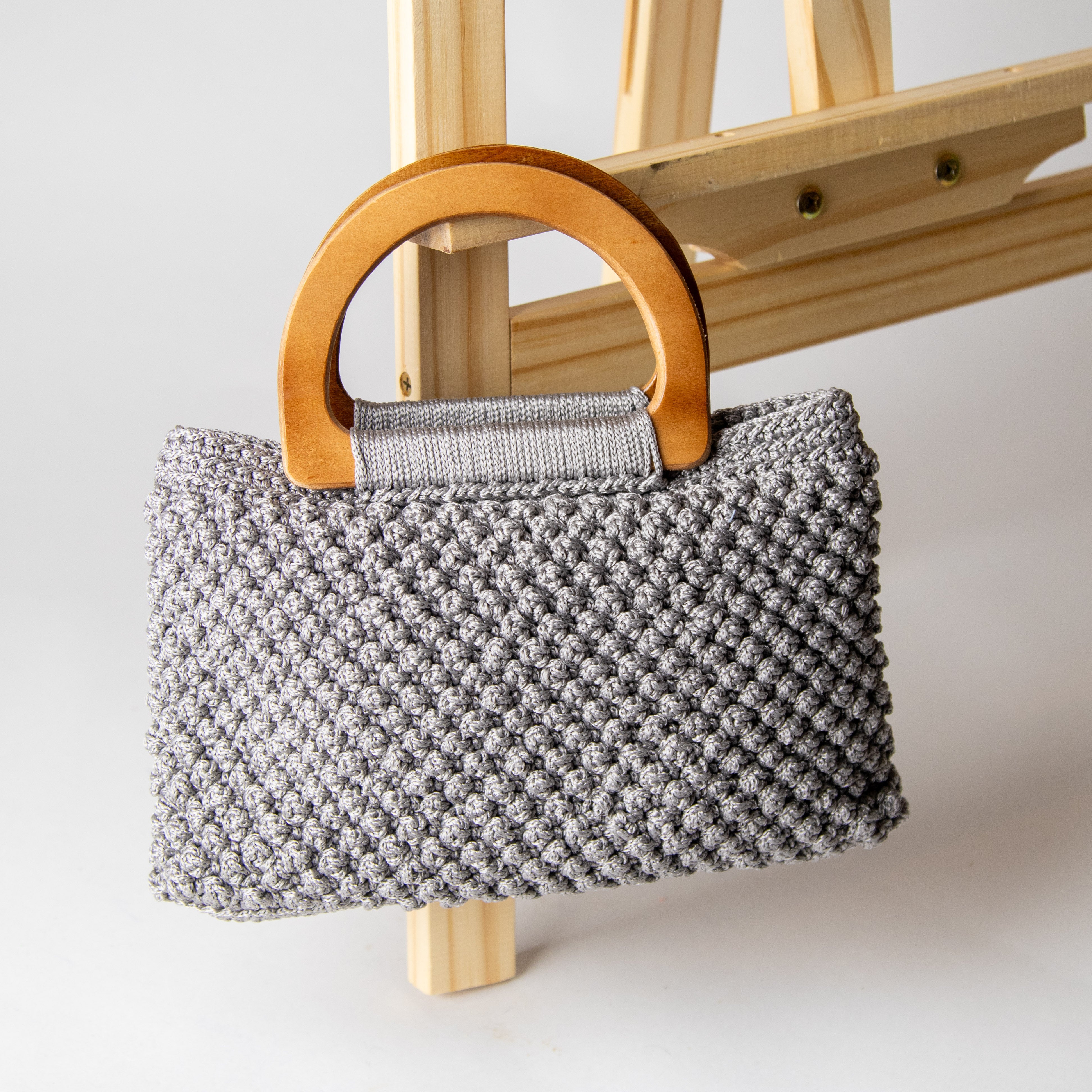 شنطه رصاصية بمقبض خشب