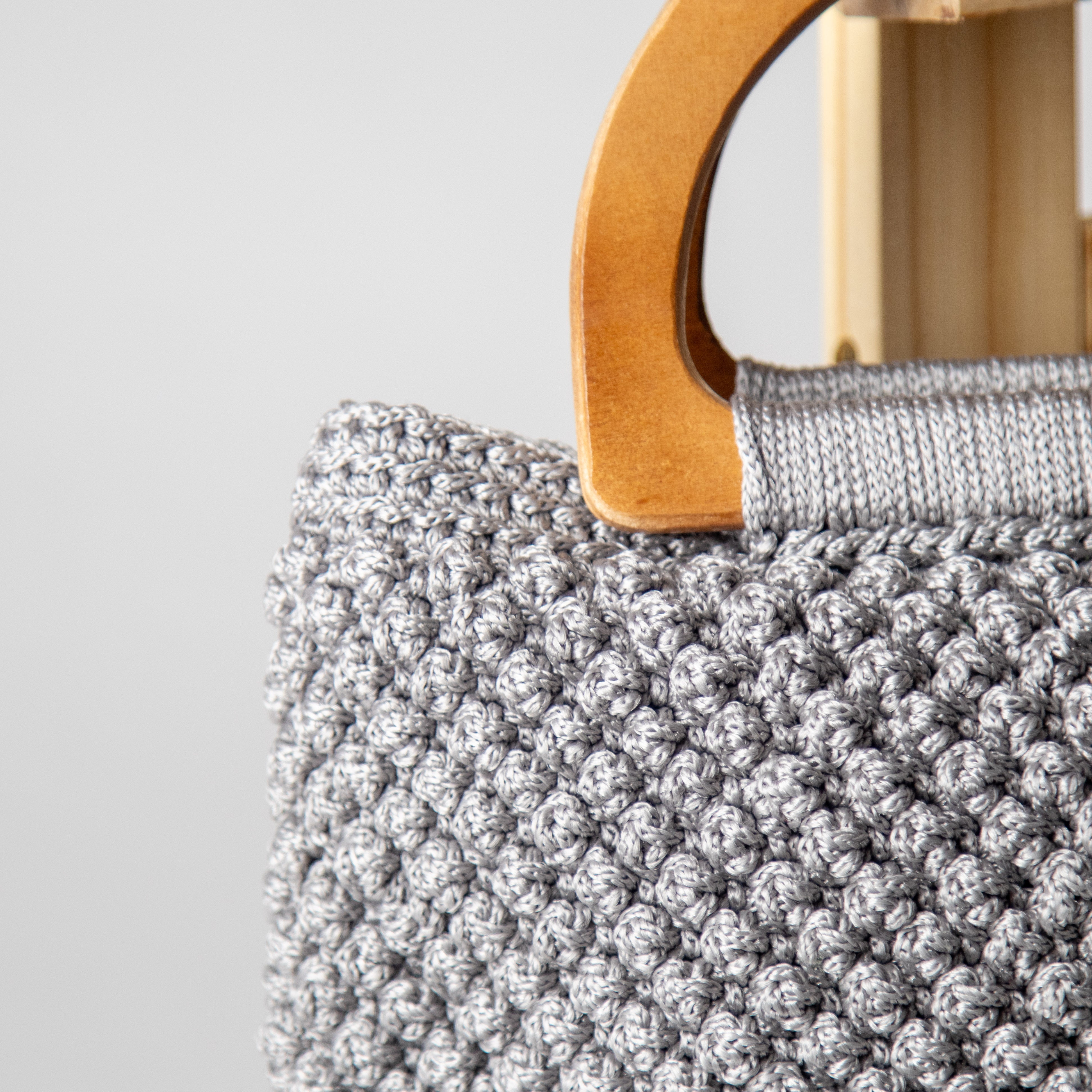 شنطه رصاصية بمقبض خشب