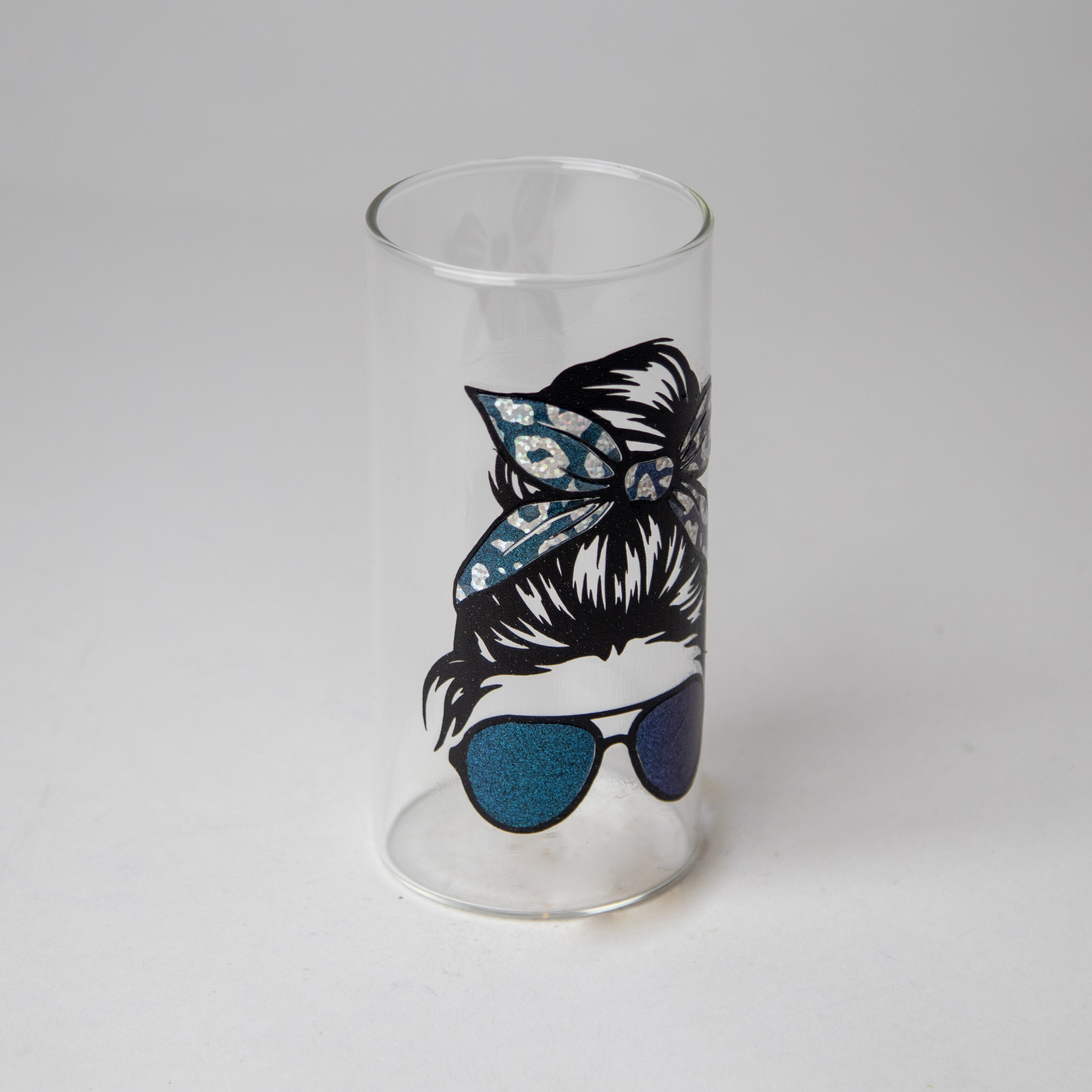 كأس زجاجي برسمة بنت