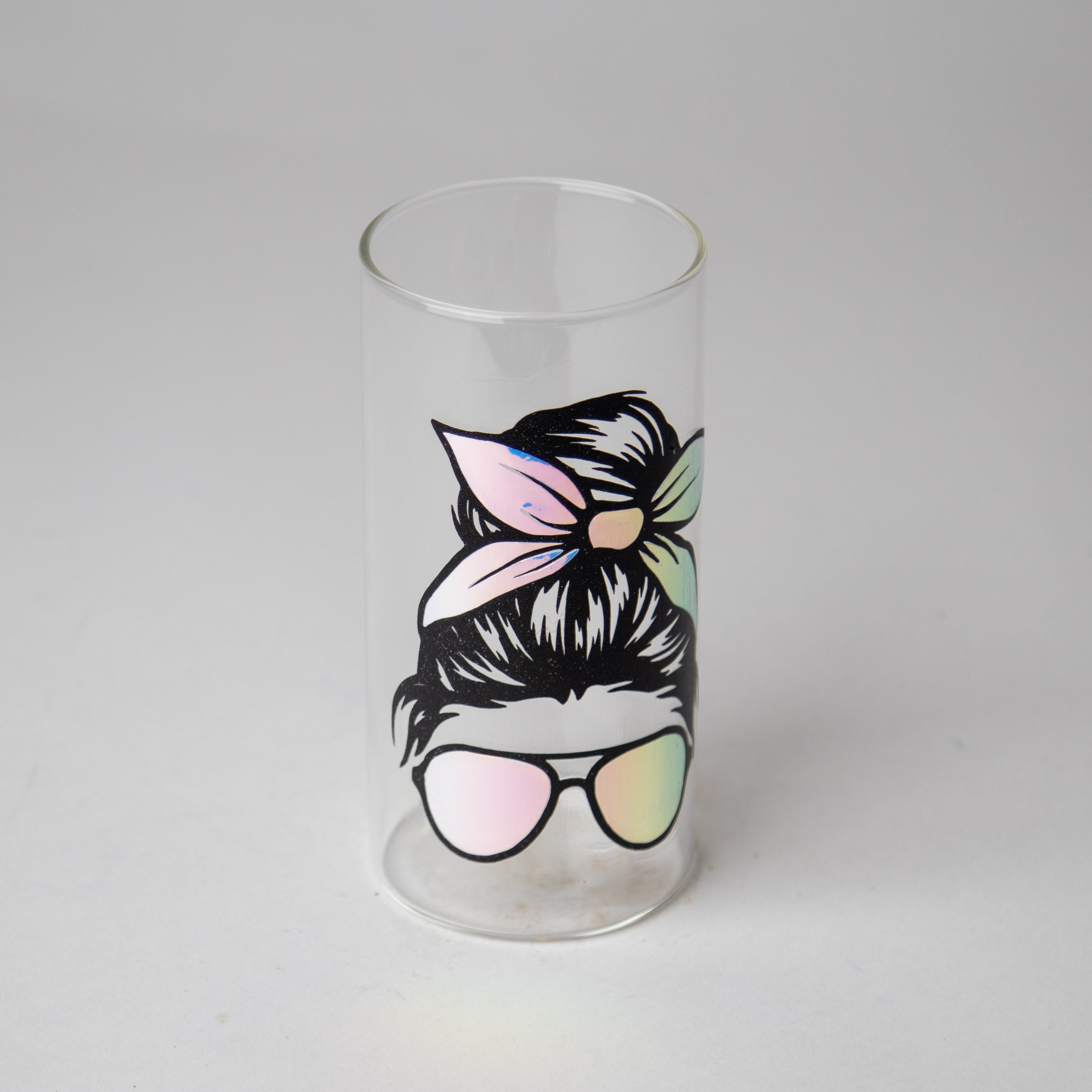 كأس زجاجي برسمة بنت