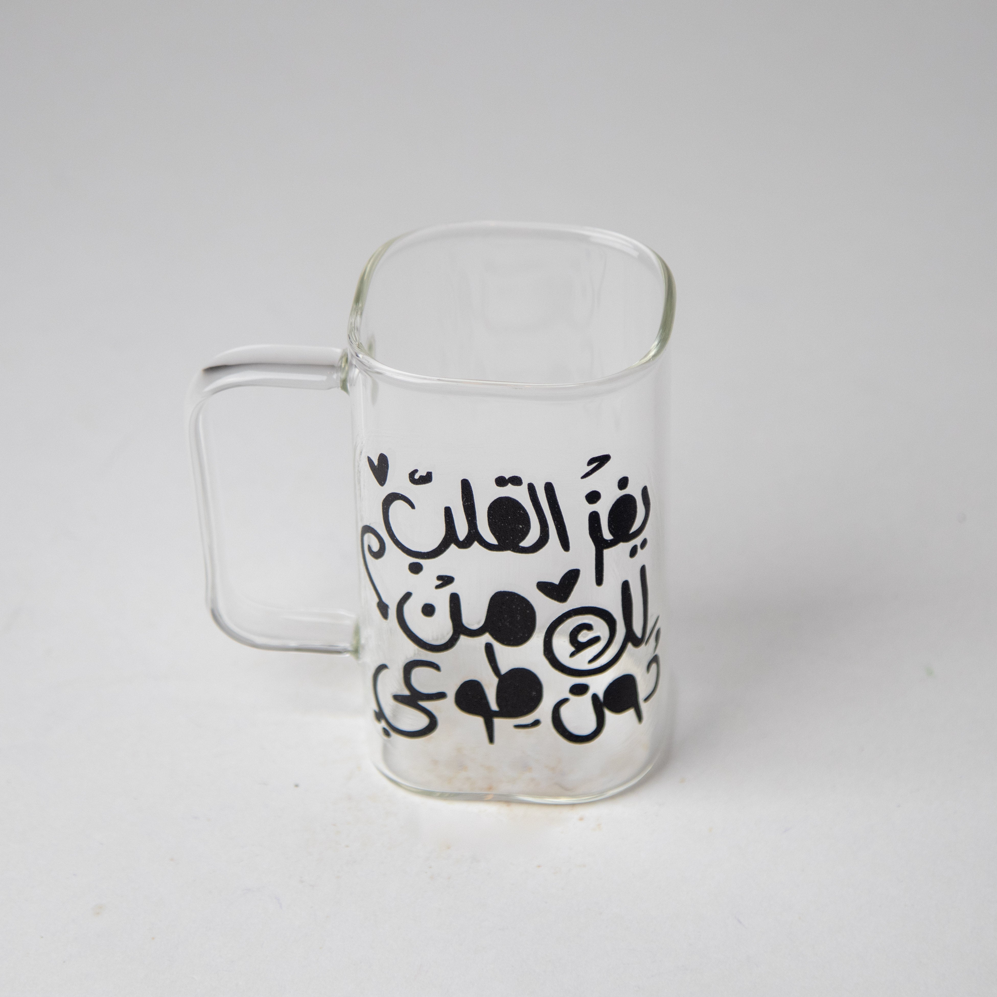 كوب زجاجي بمسكة