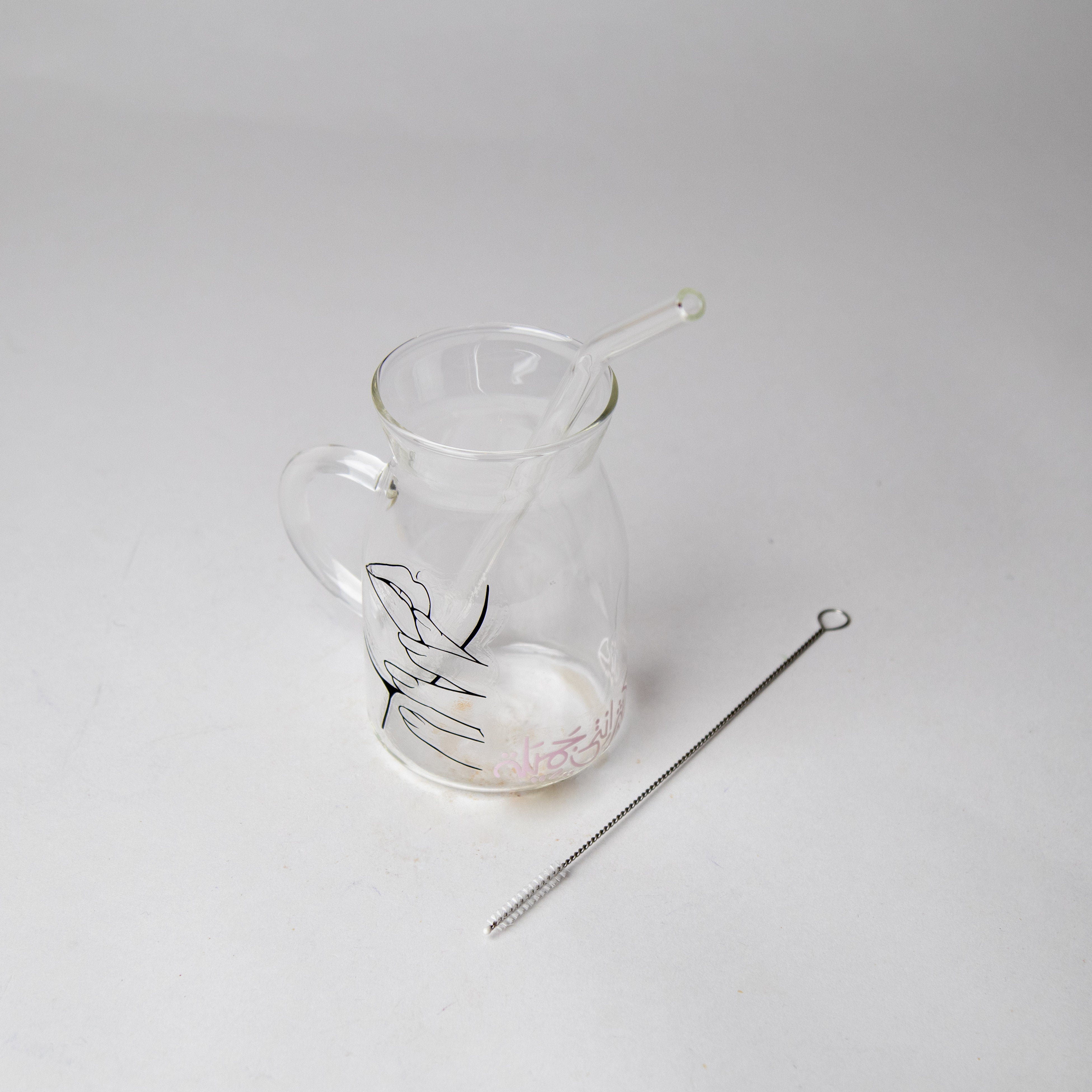 كأس زجاجي مع عود