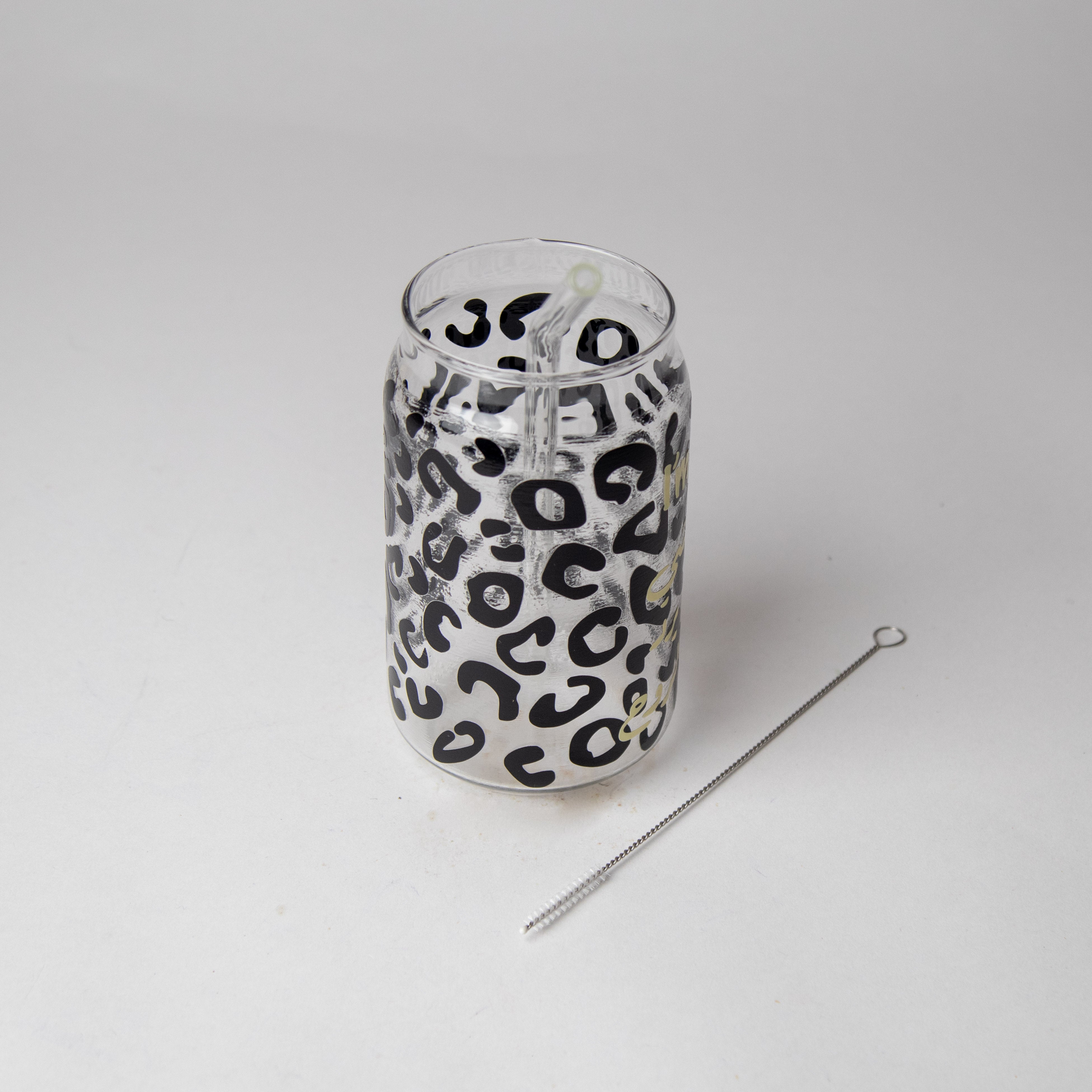 كأس زجاجي مع عود