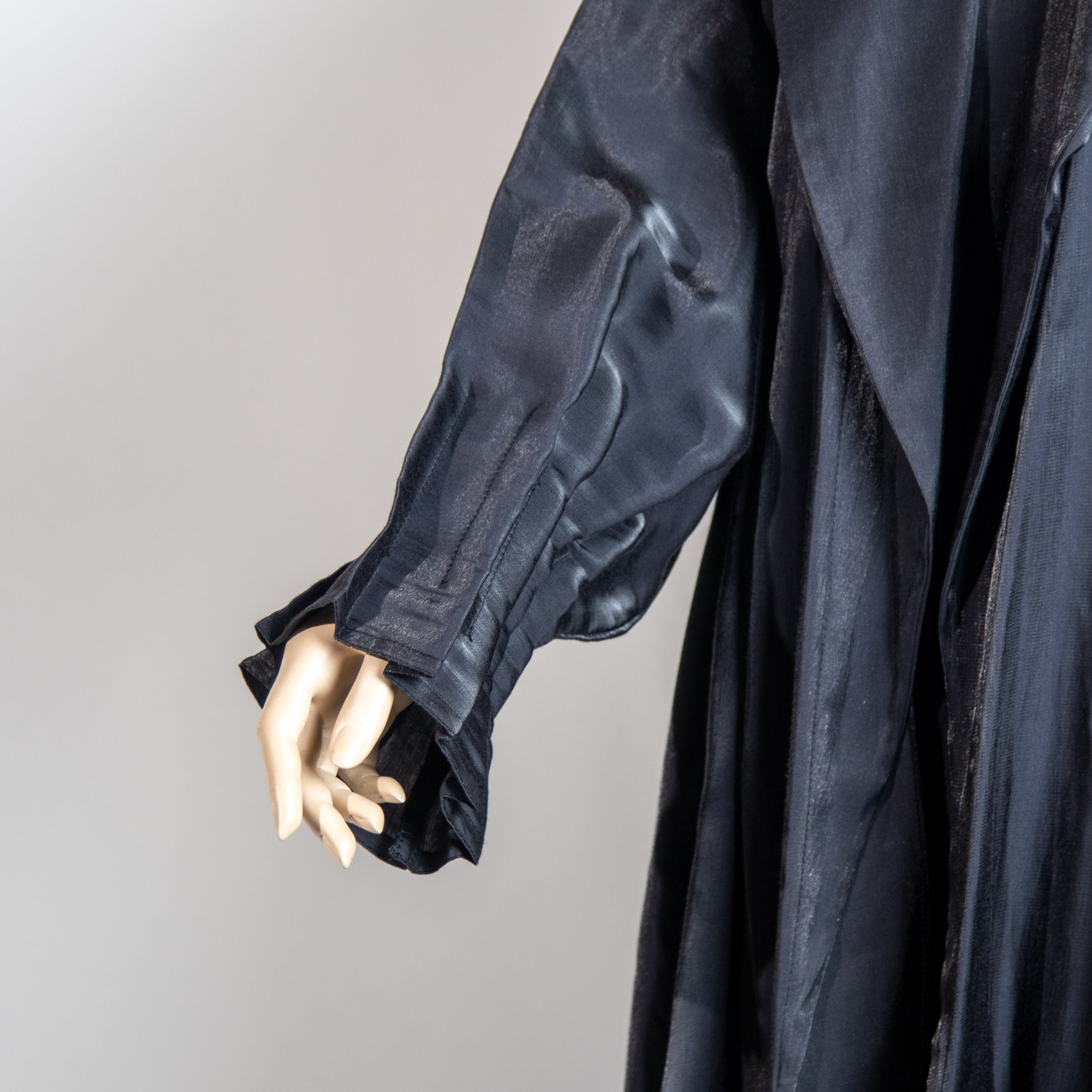 عباية رمادية مع فستان