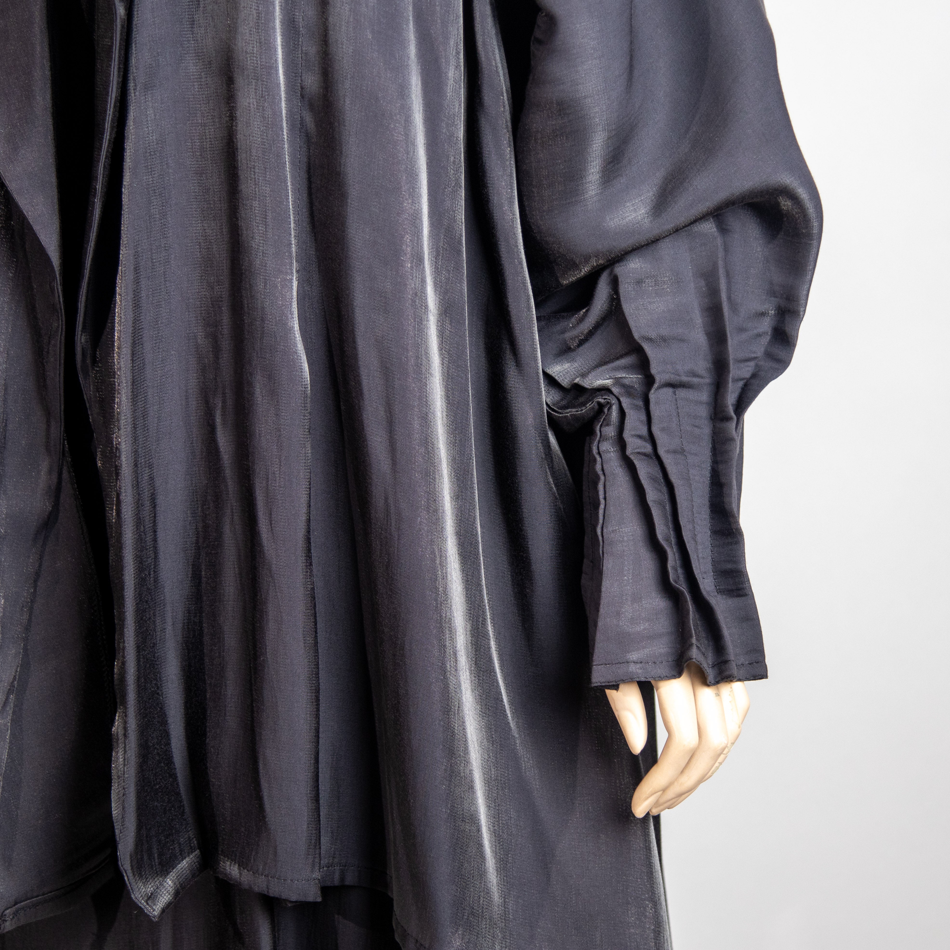 عباية رمادية مع فستان