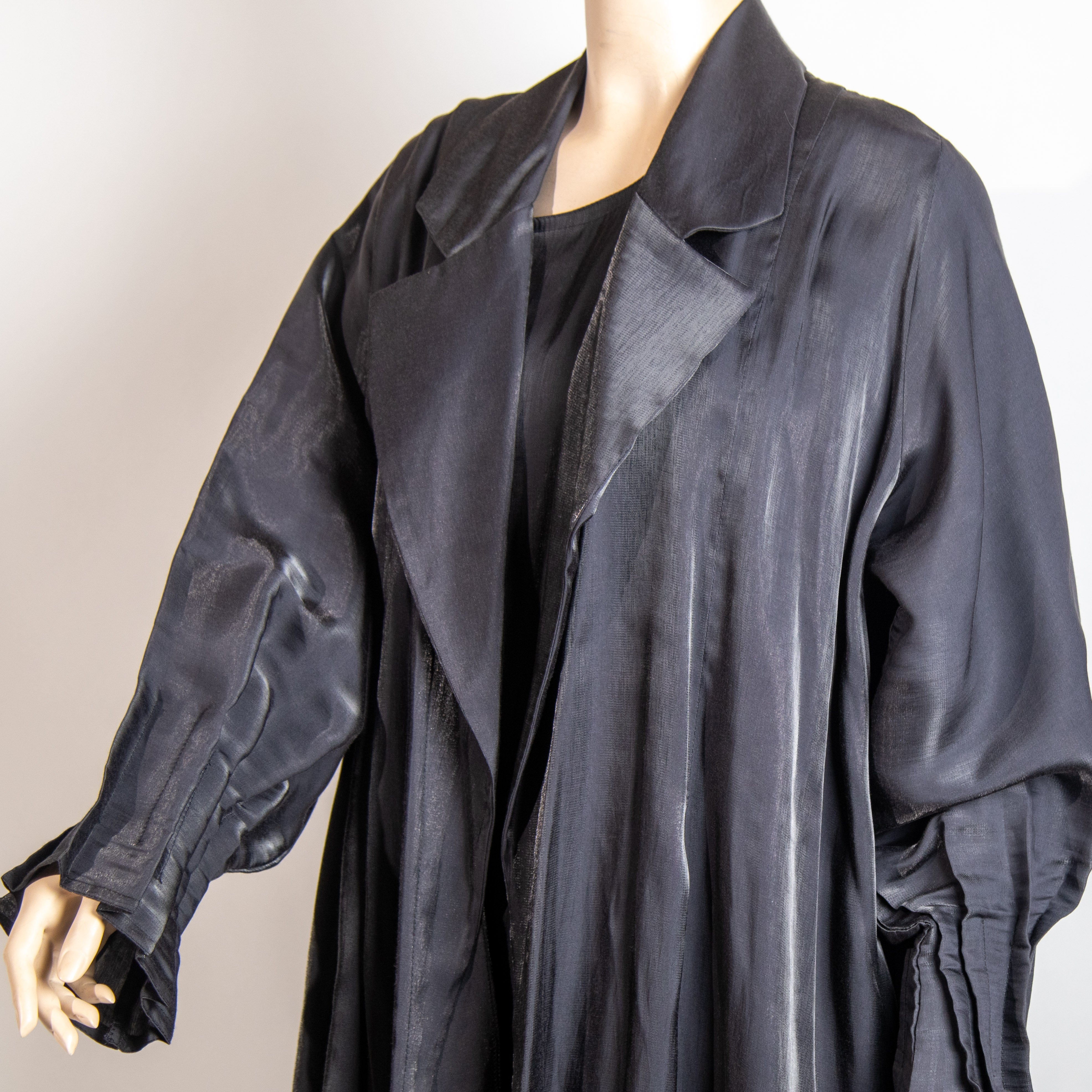 عباية رمادية مع فستان