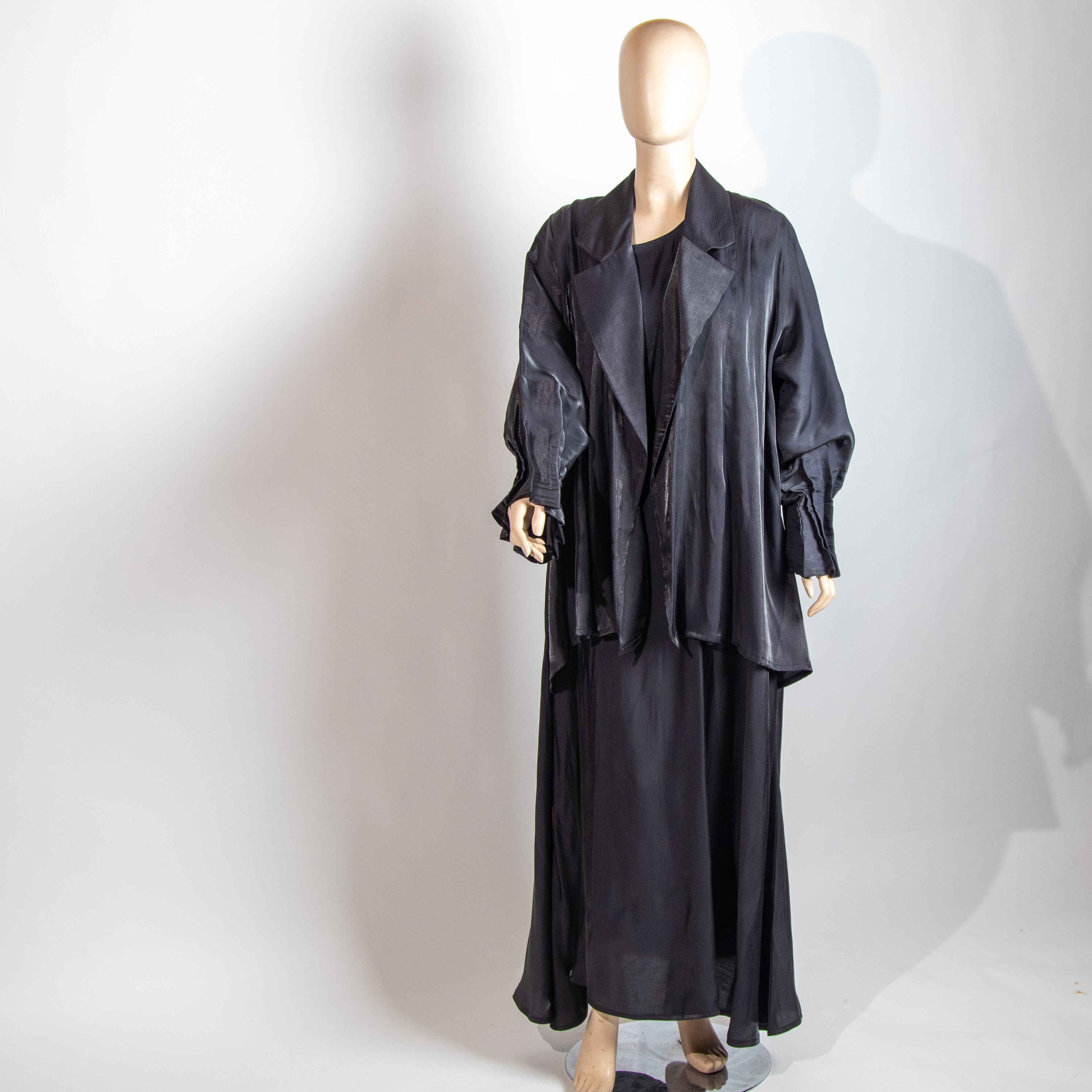 عباية رمادية مع فستان