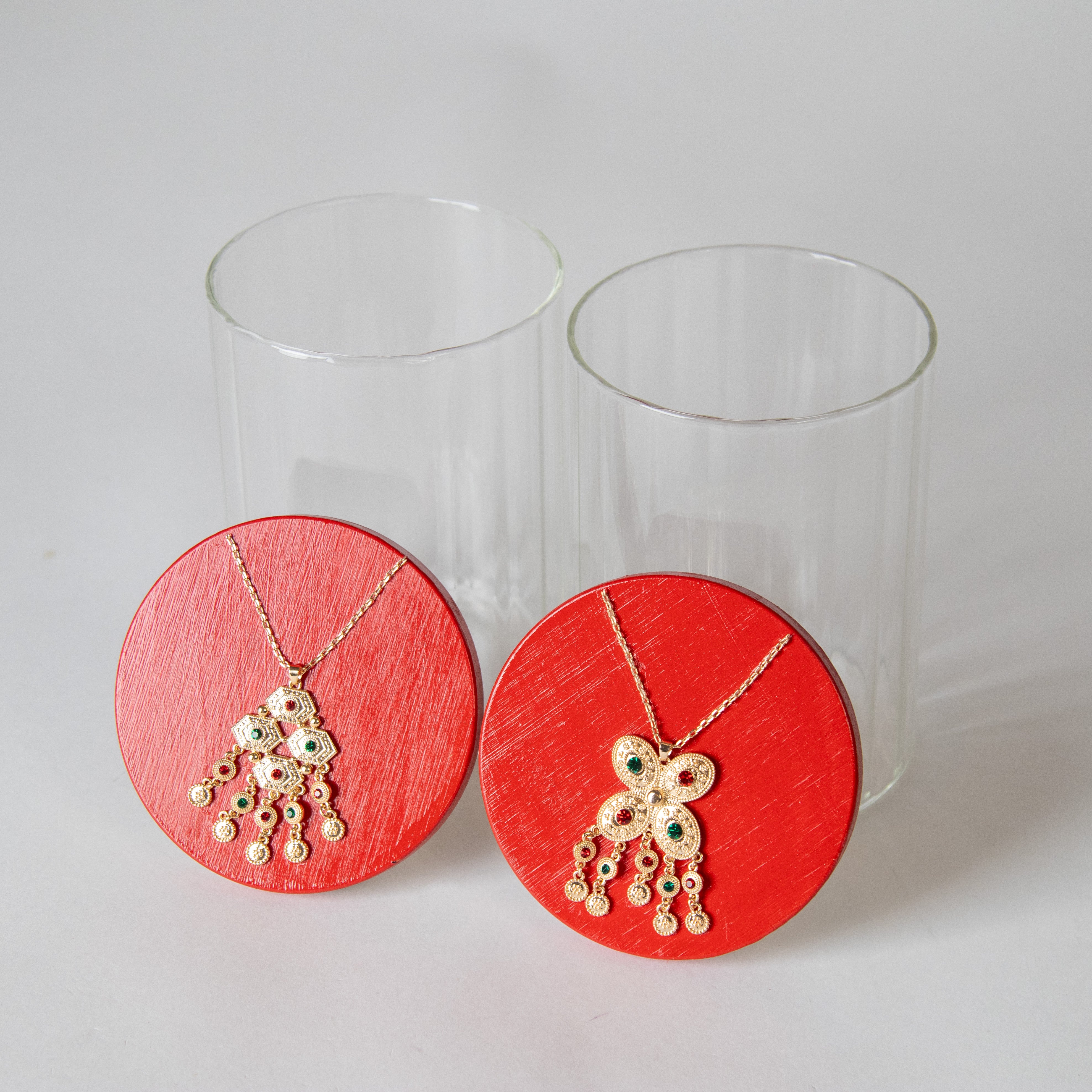 علب زجاجية بإكسسوار ذهبي