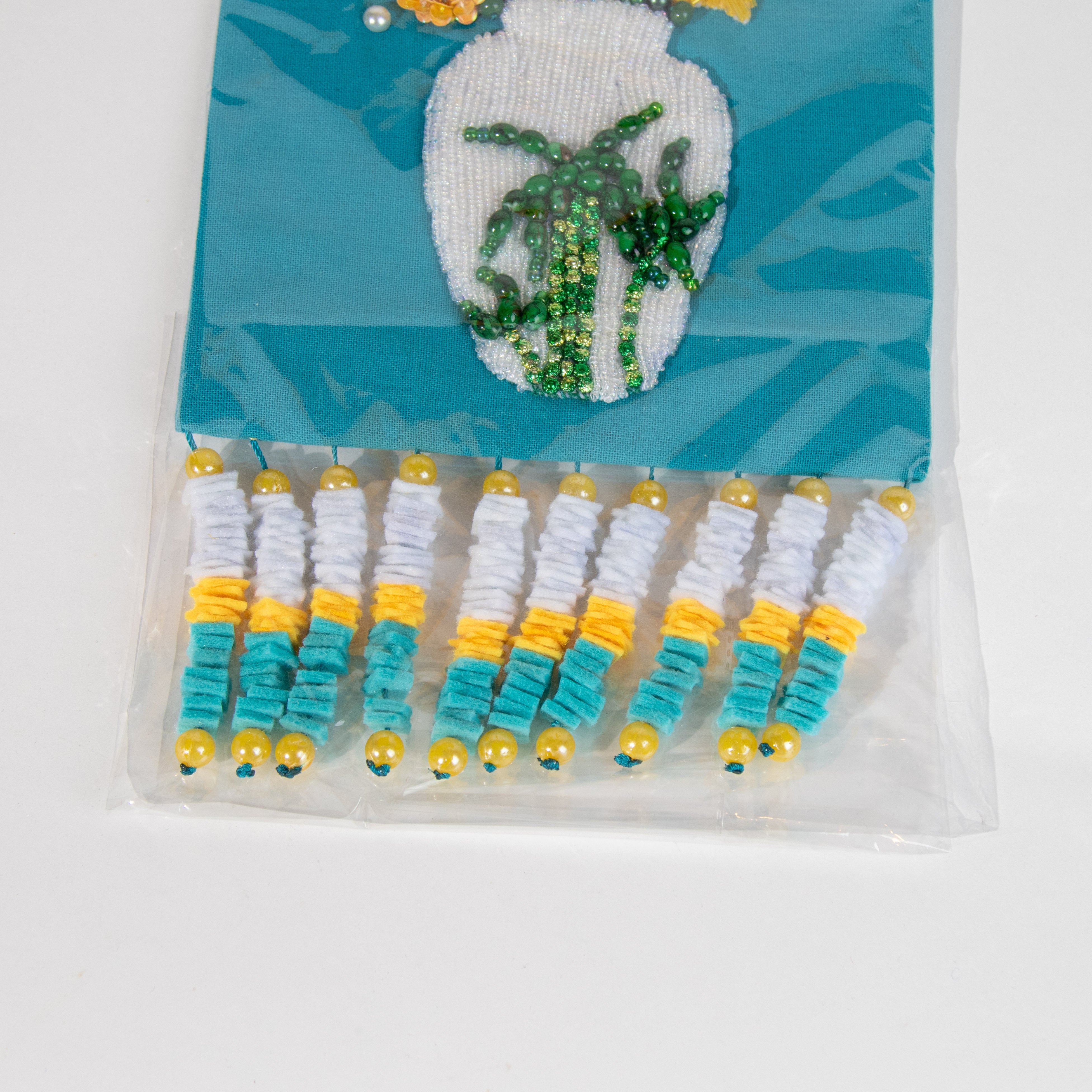 تعليق تركوازي بتصميم مزهرية