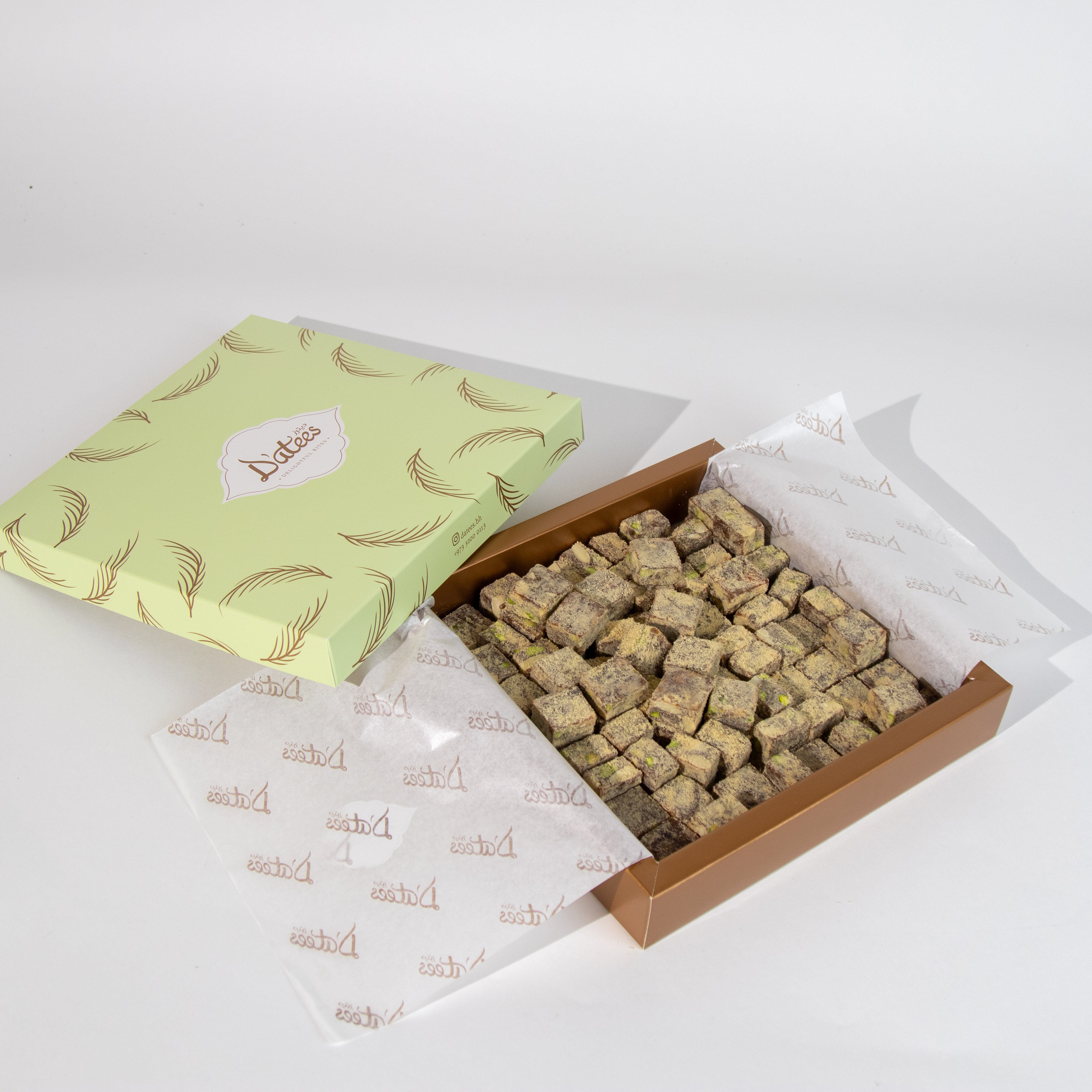 مكعبات التمر بالمكسرات