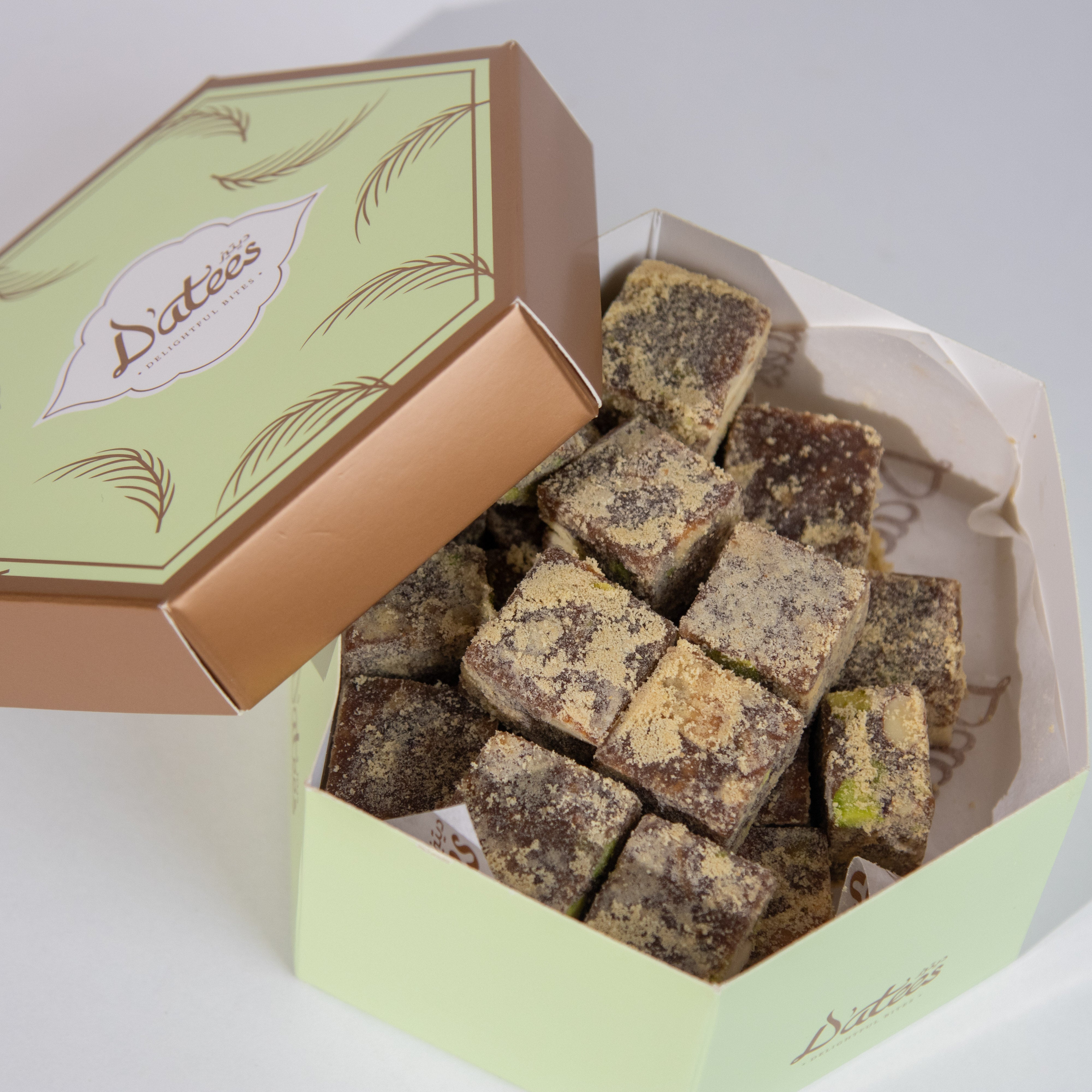 مكعبات التمر بالمكسرات