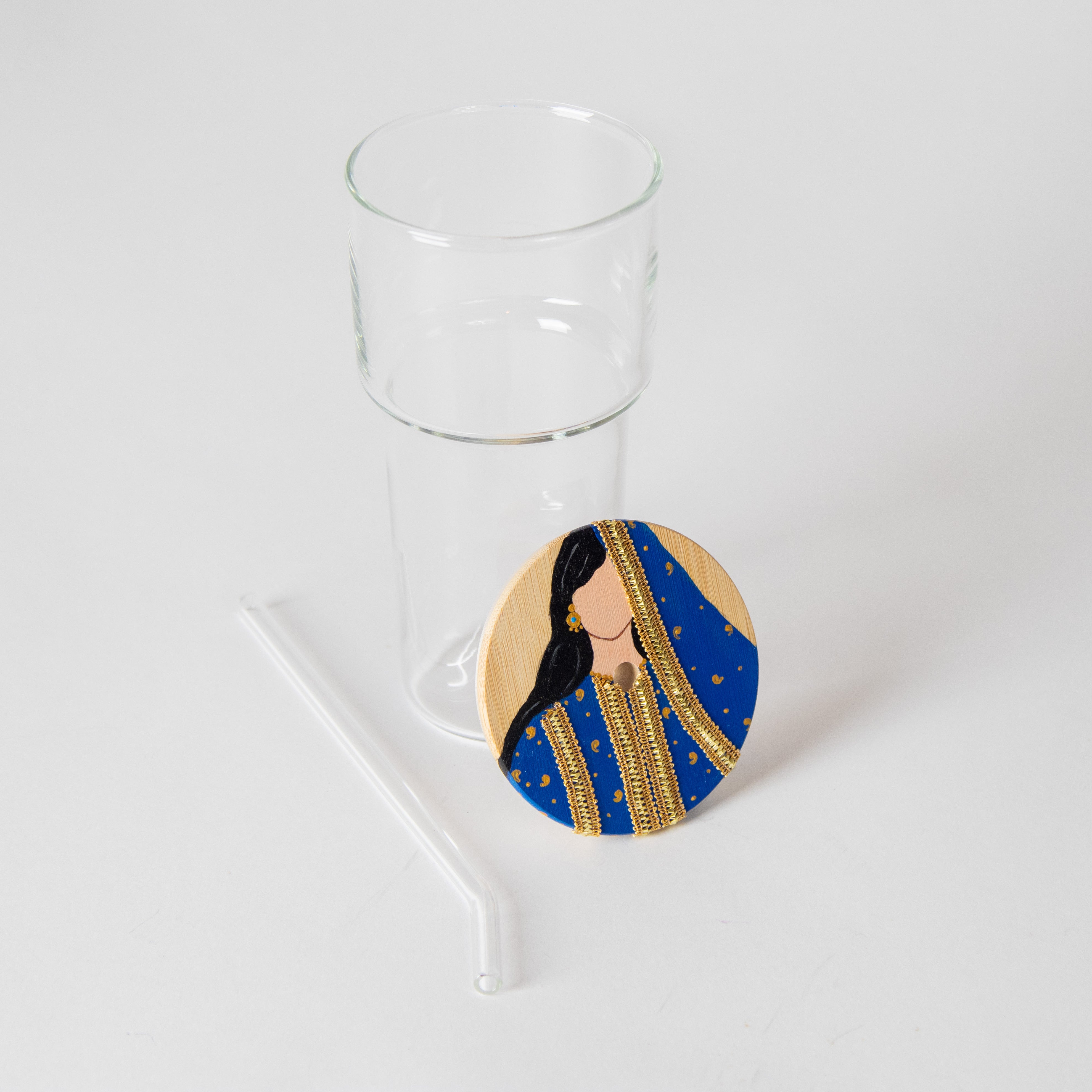 كأس زجاجي مع عود