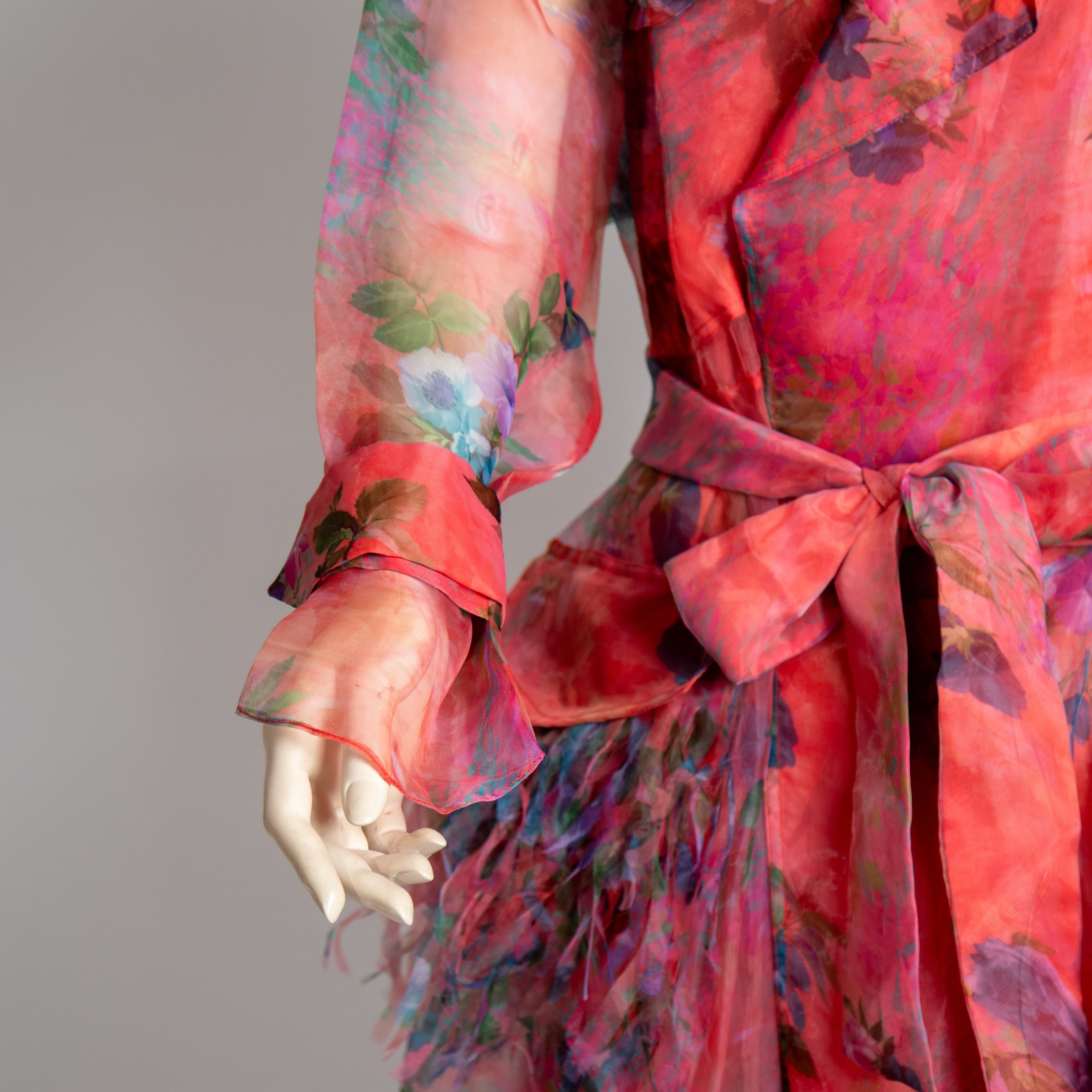 فستان مع حزام أحمر