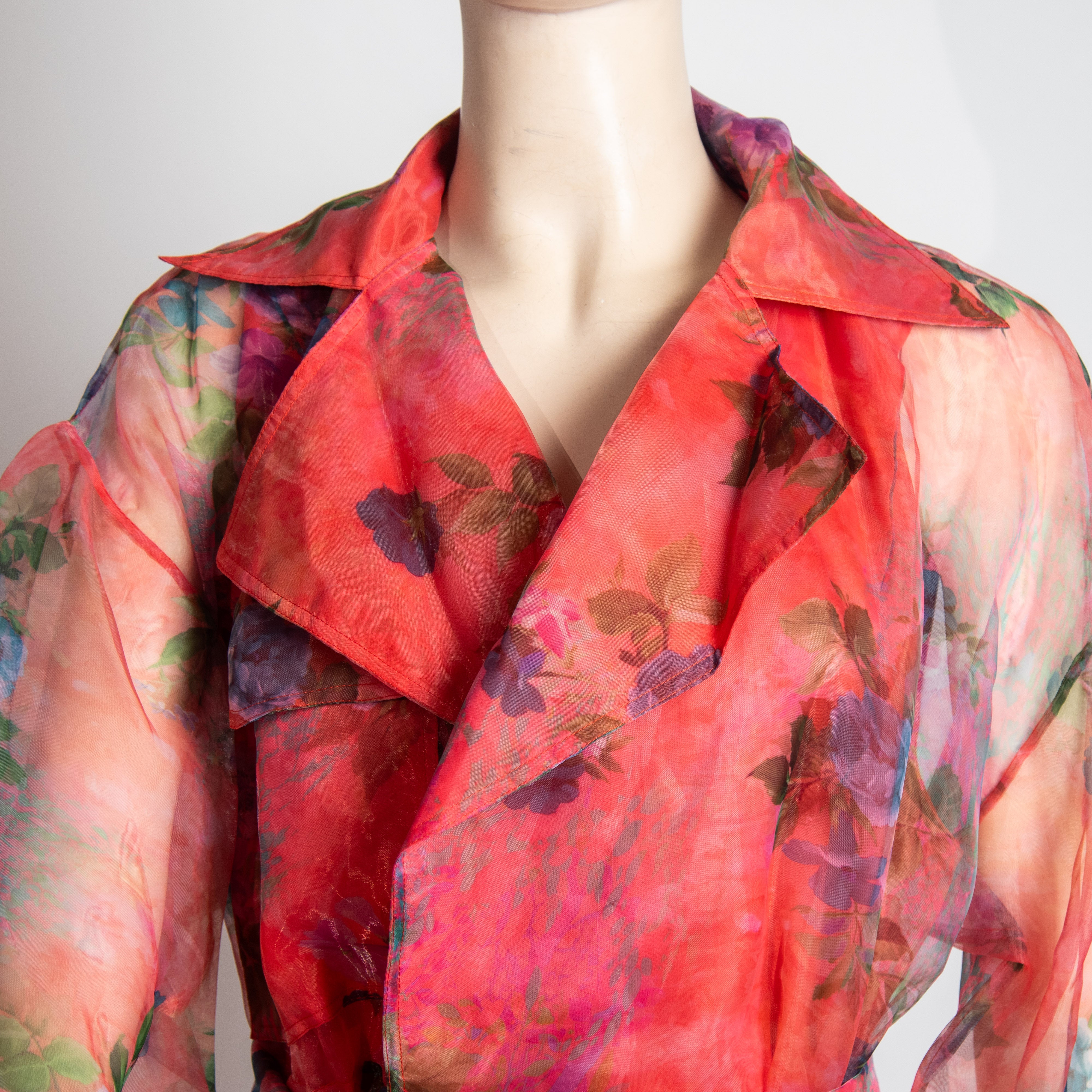 فستان مع حزام أحمر