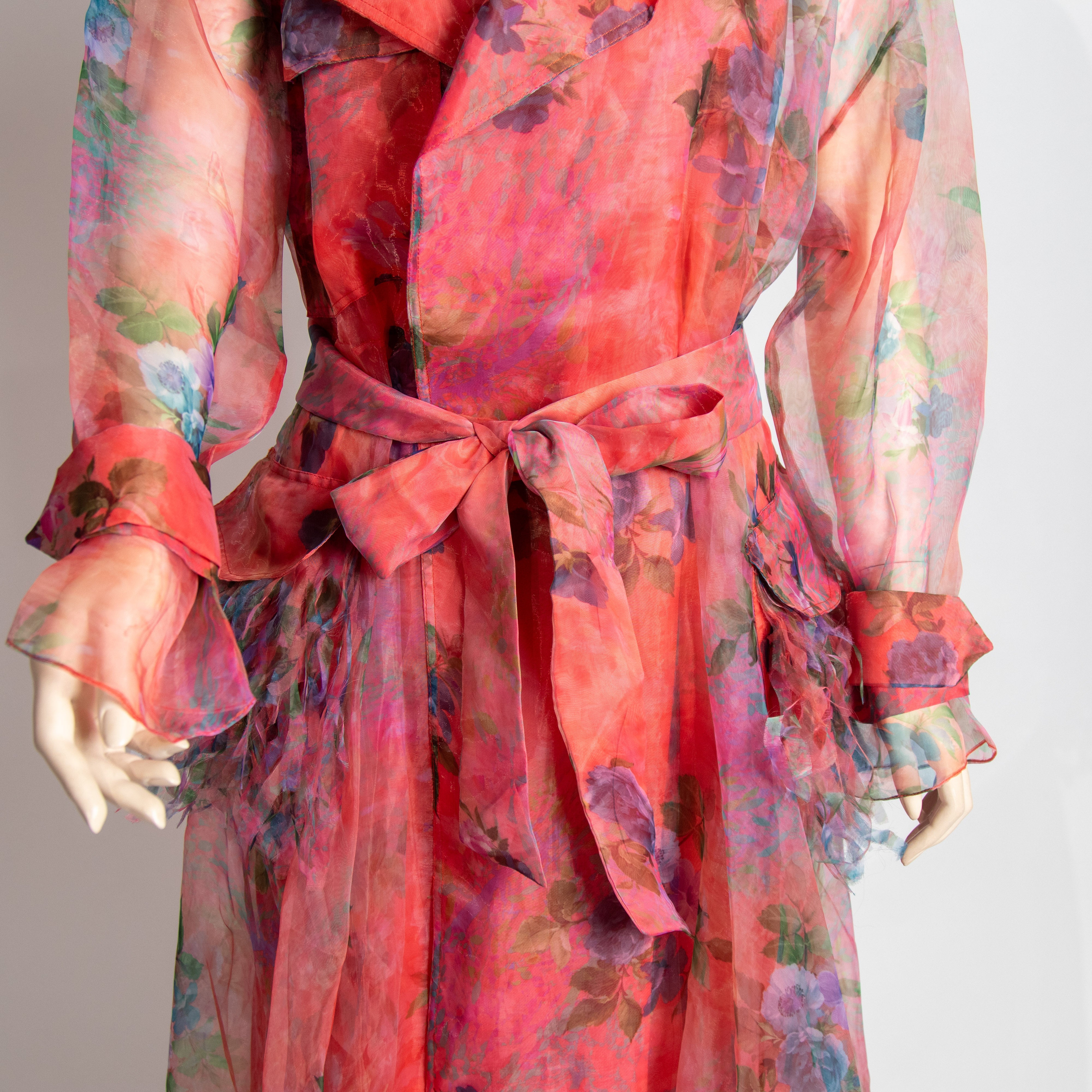 فستان مع حزام أحمر