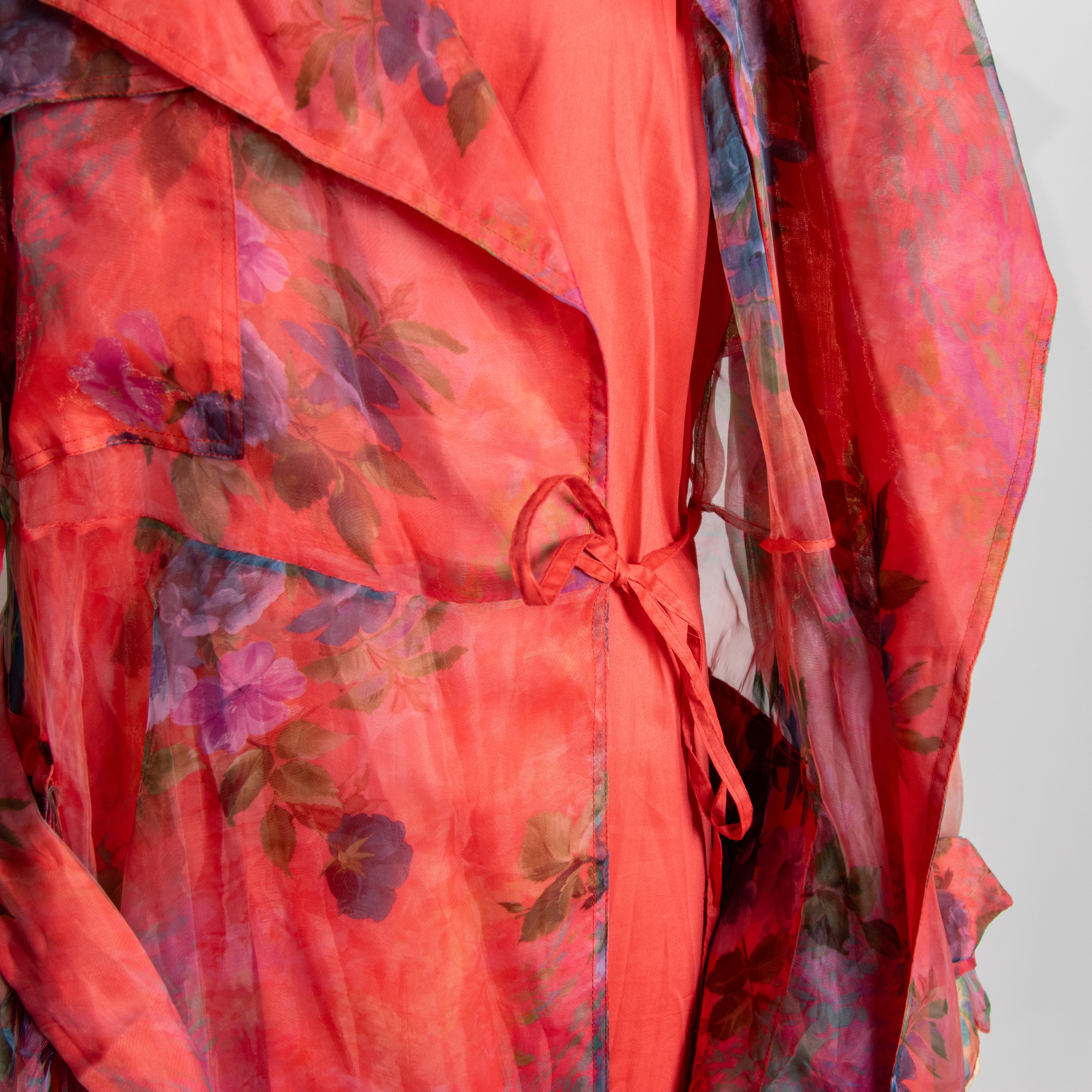 فستان مع حزام أحمر