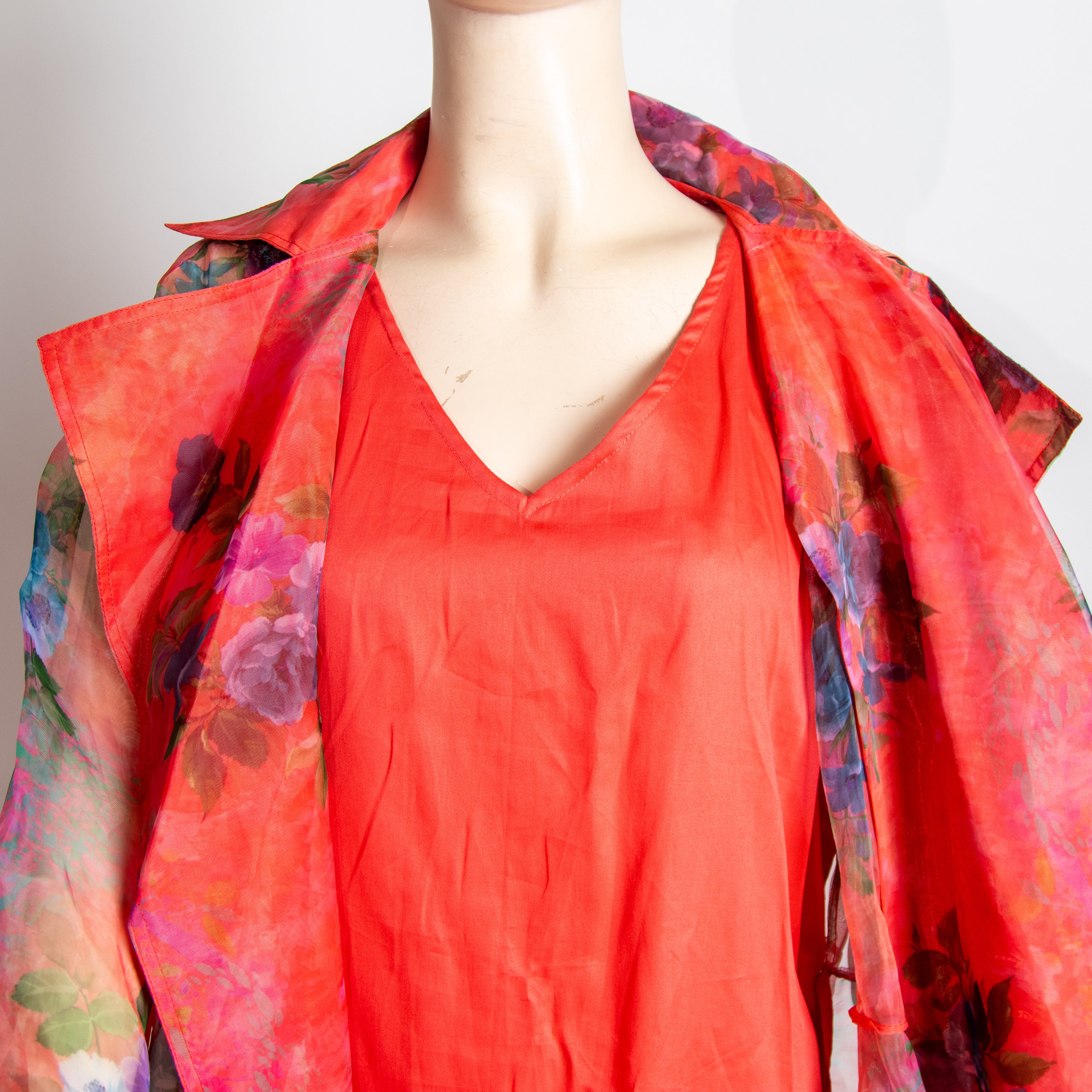 فستان مع حزام أحمر