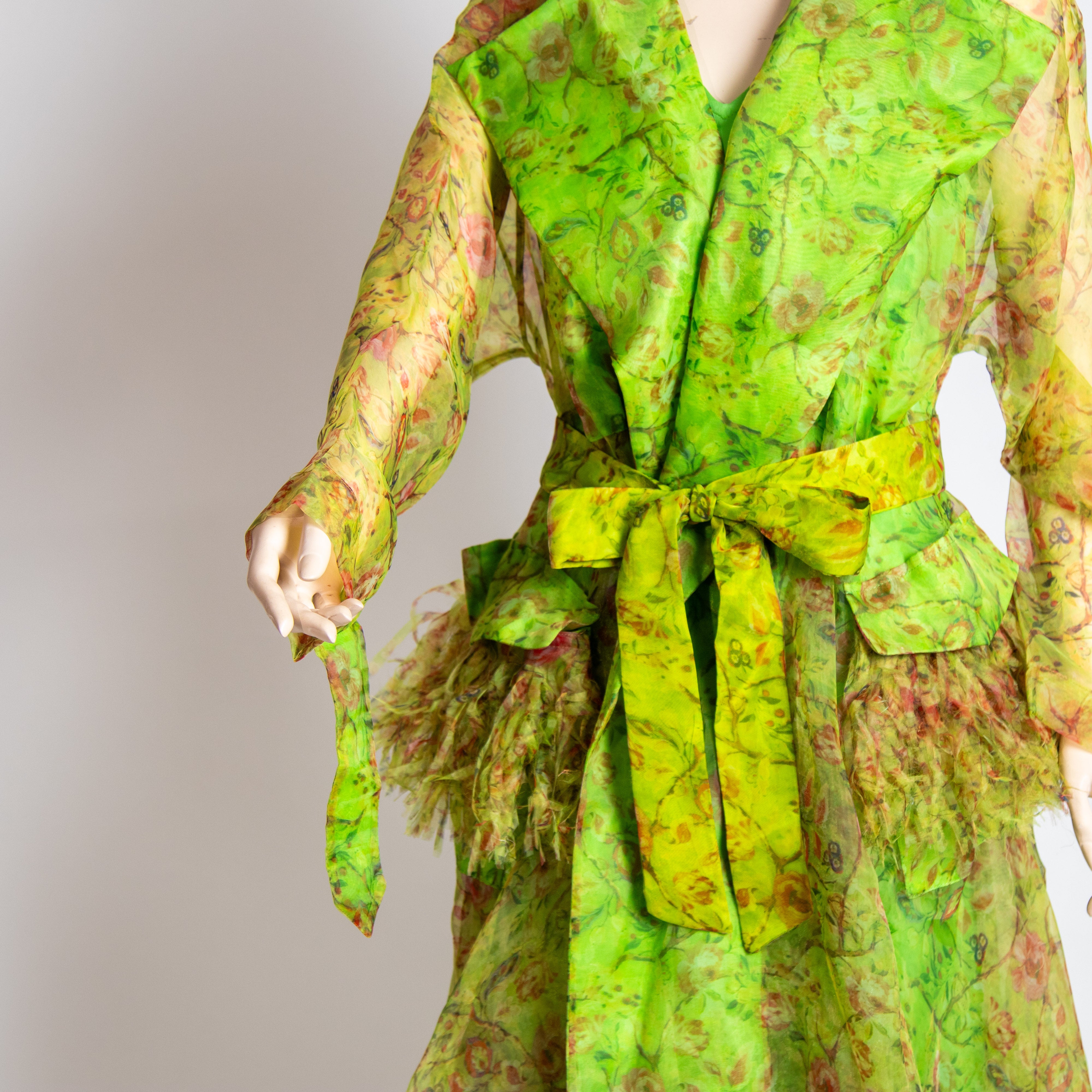 فستان مع حزام باللون الأخضر