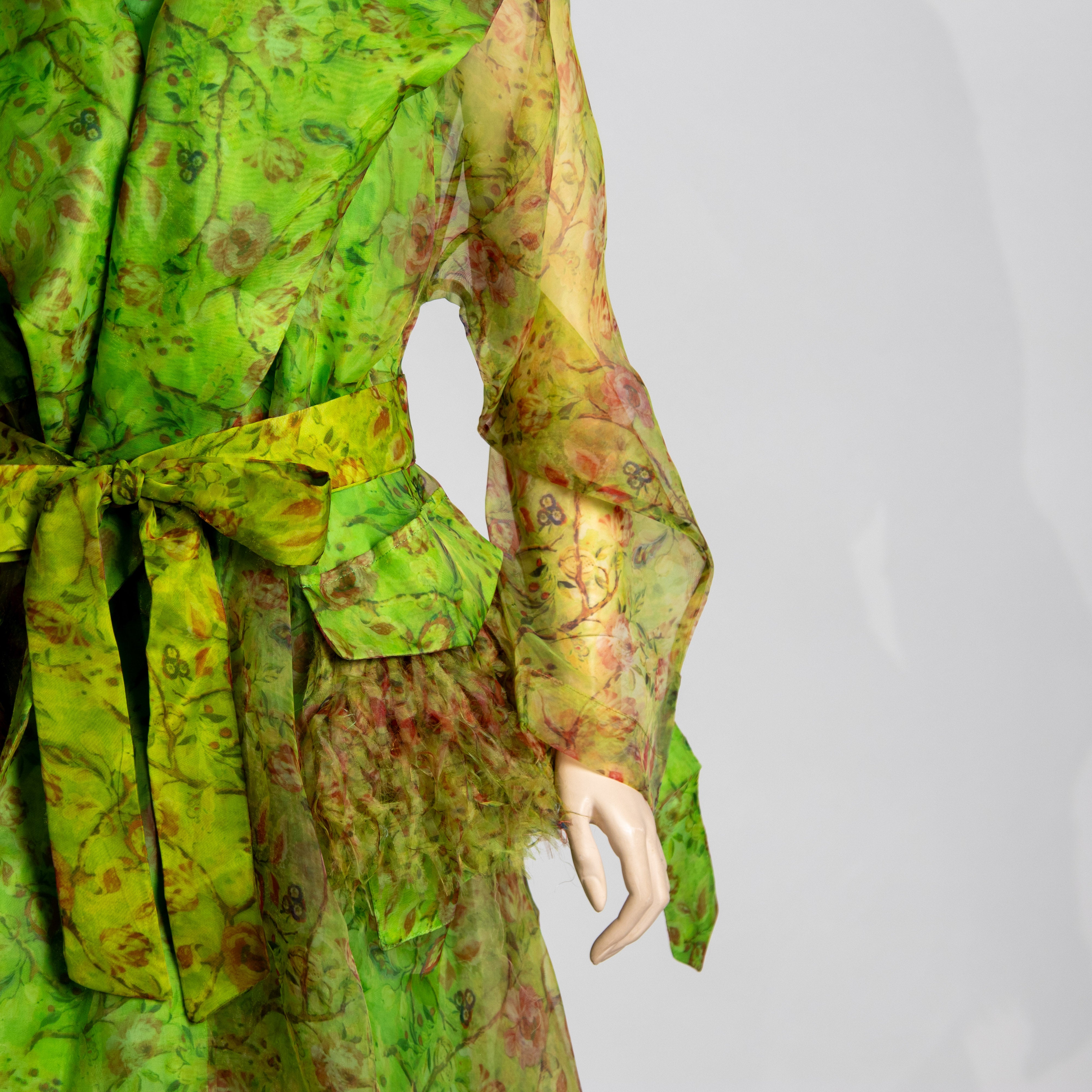 فستان مع حزام باللون الأخضر