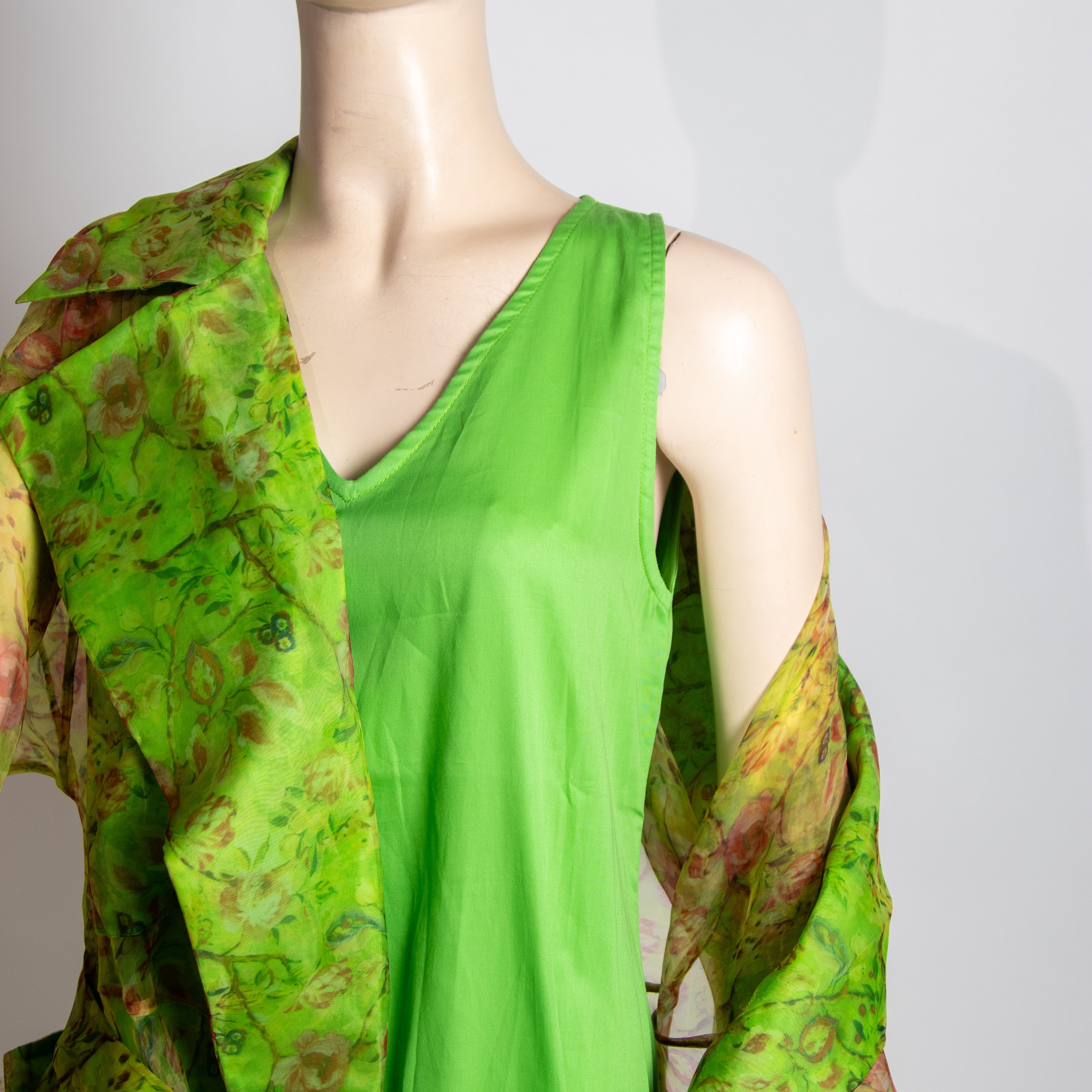 فستان مع حزام باللون الأخضر