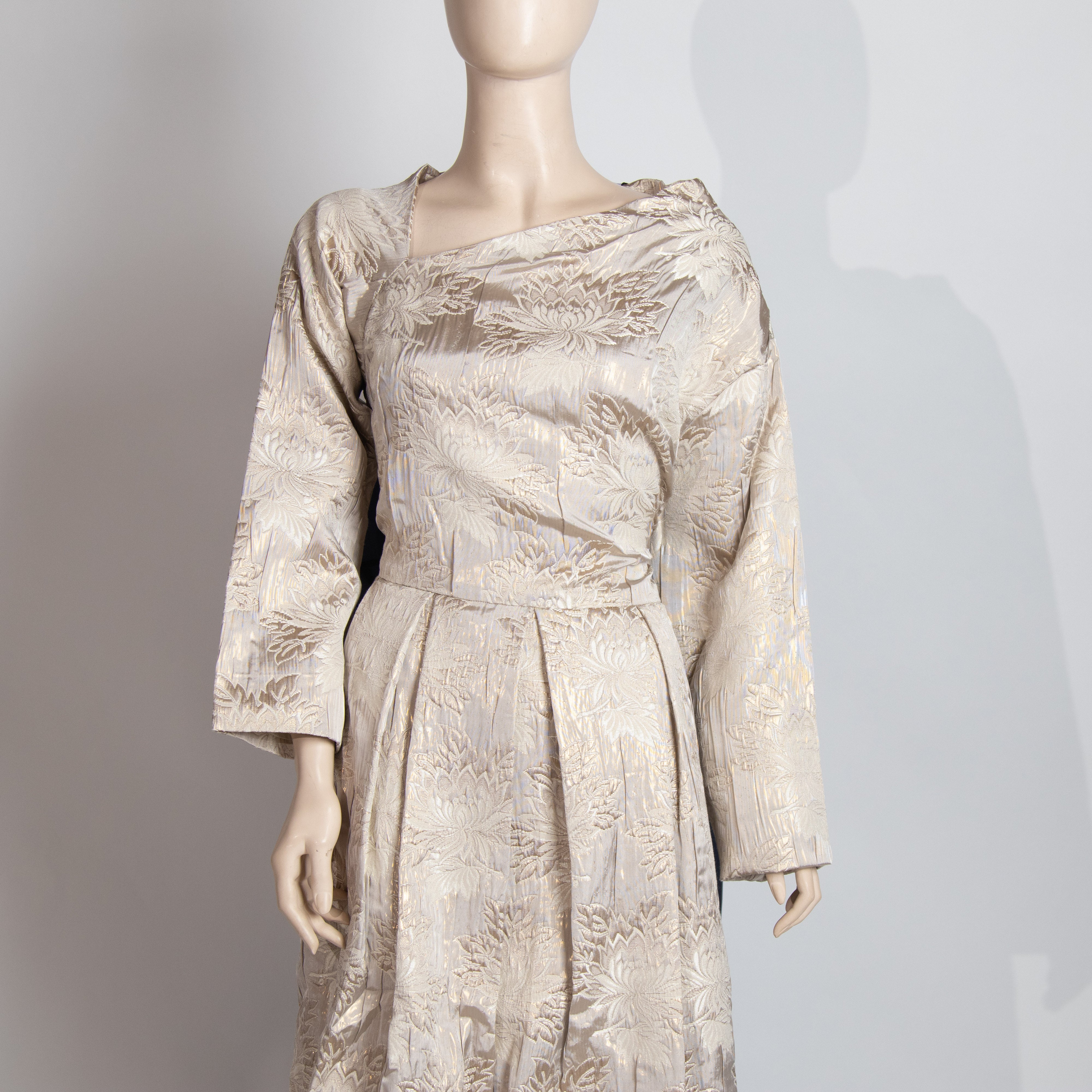 فستان مورد باللون البيج