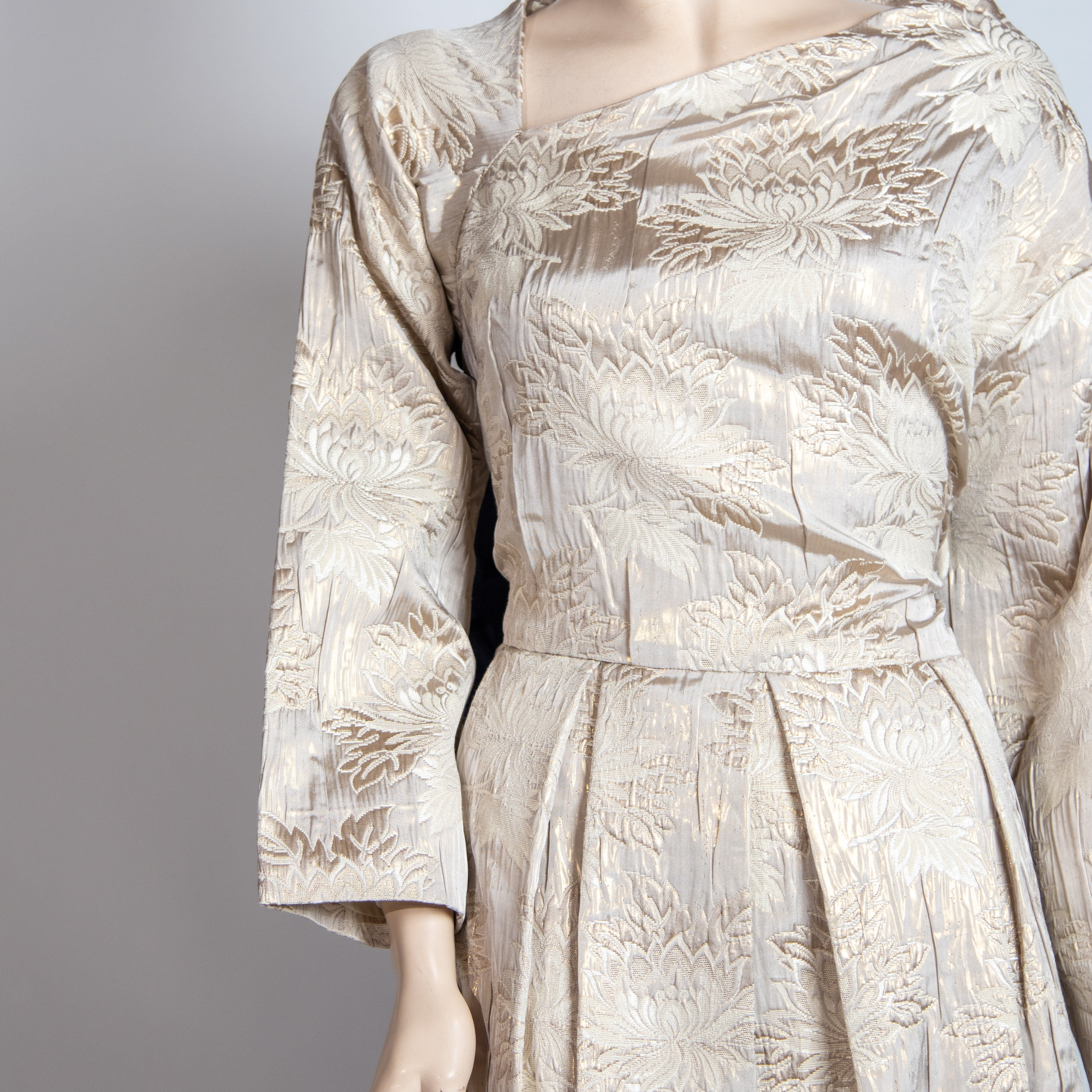 فستان مورد باللون البيج