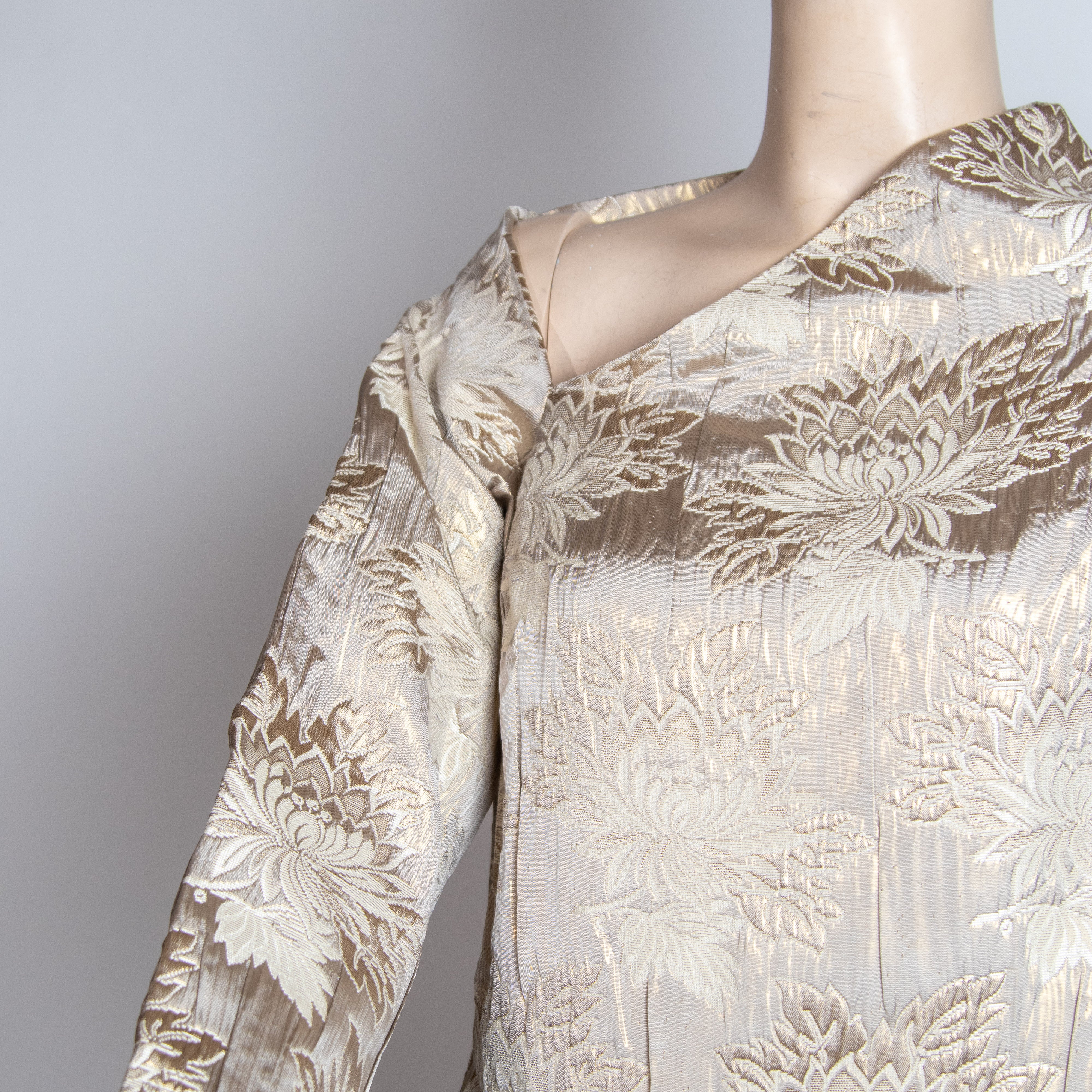 فستان مورد باللون البيج