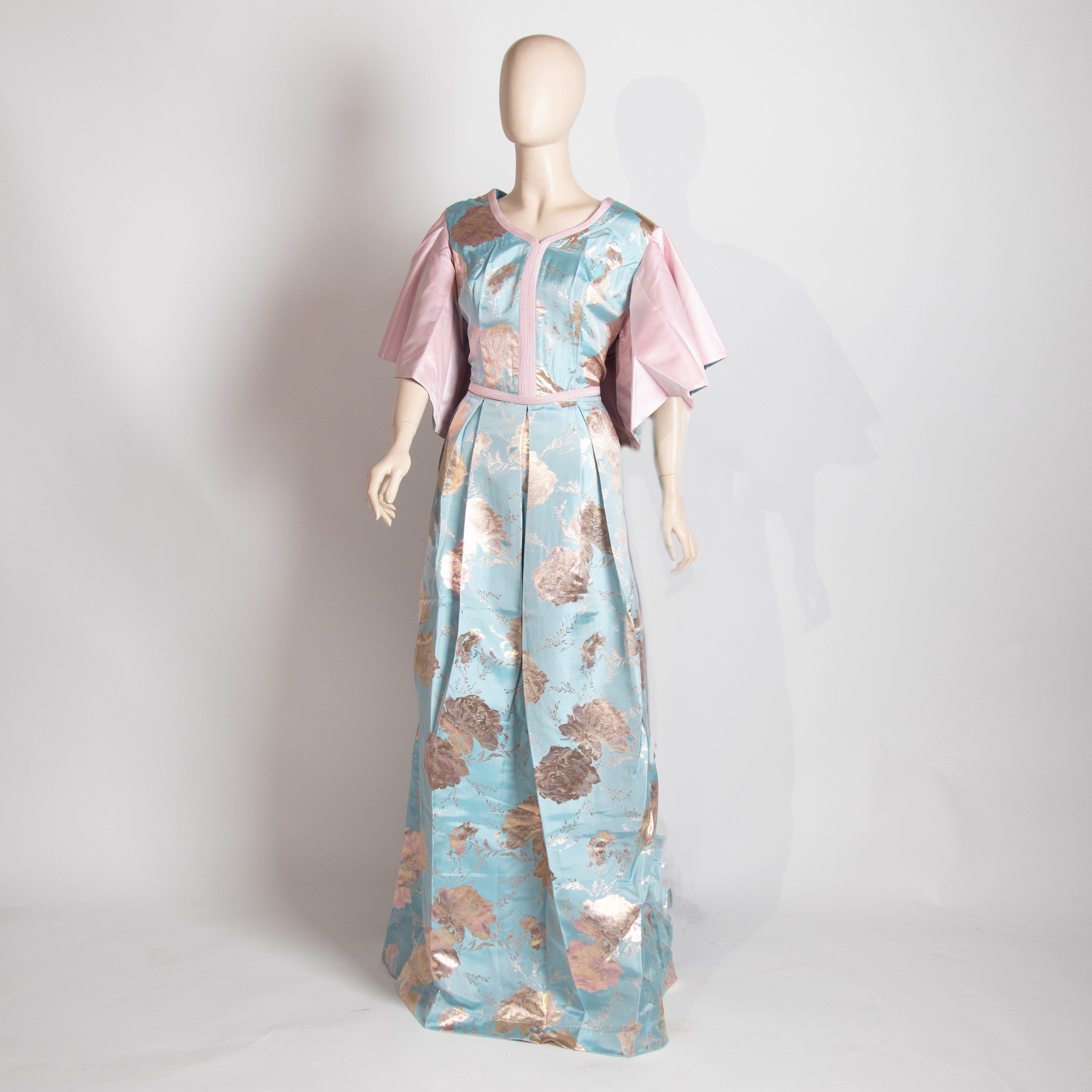 فستان وردي مع سماوي