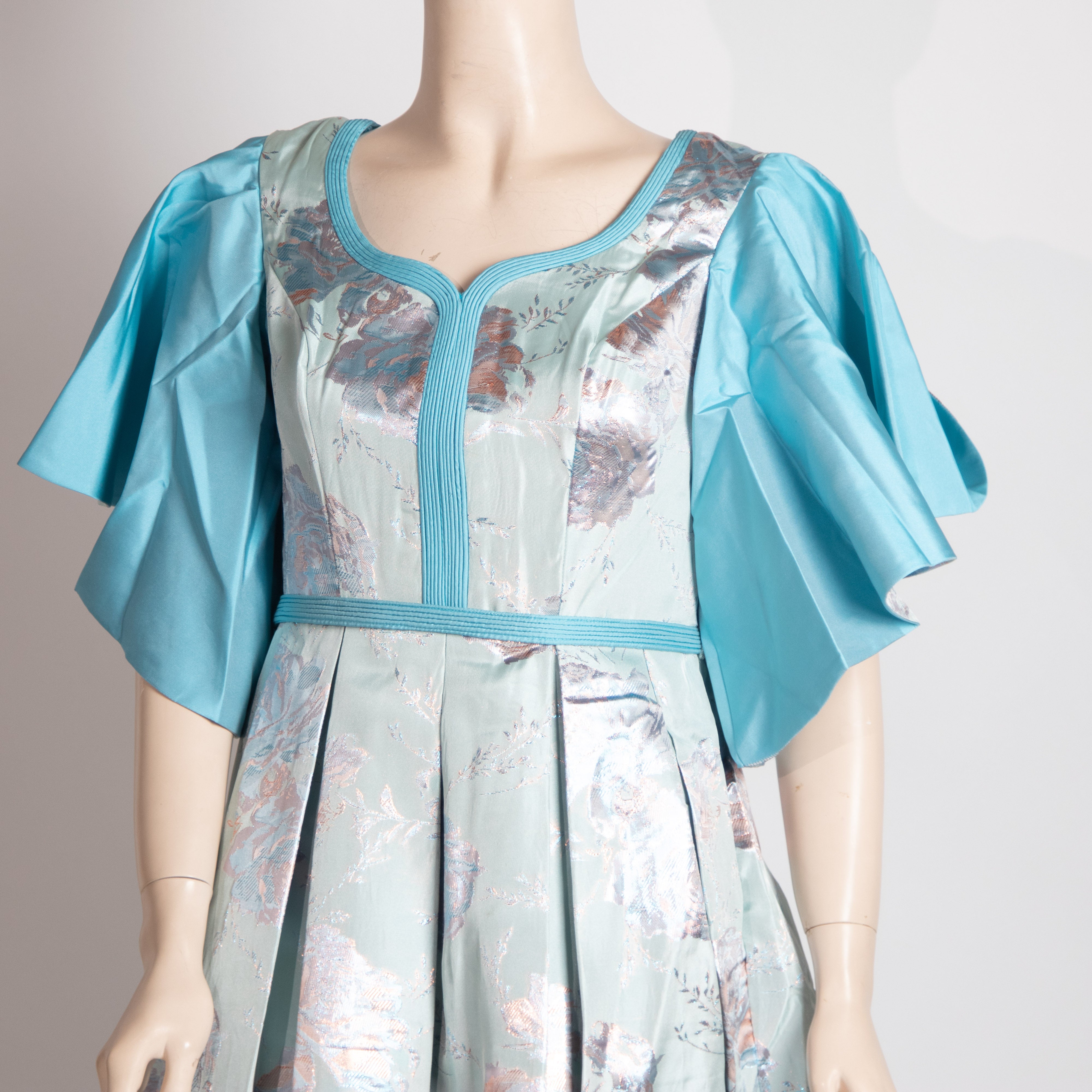 فستان أزرق مع سماوي