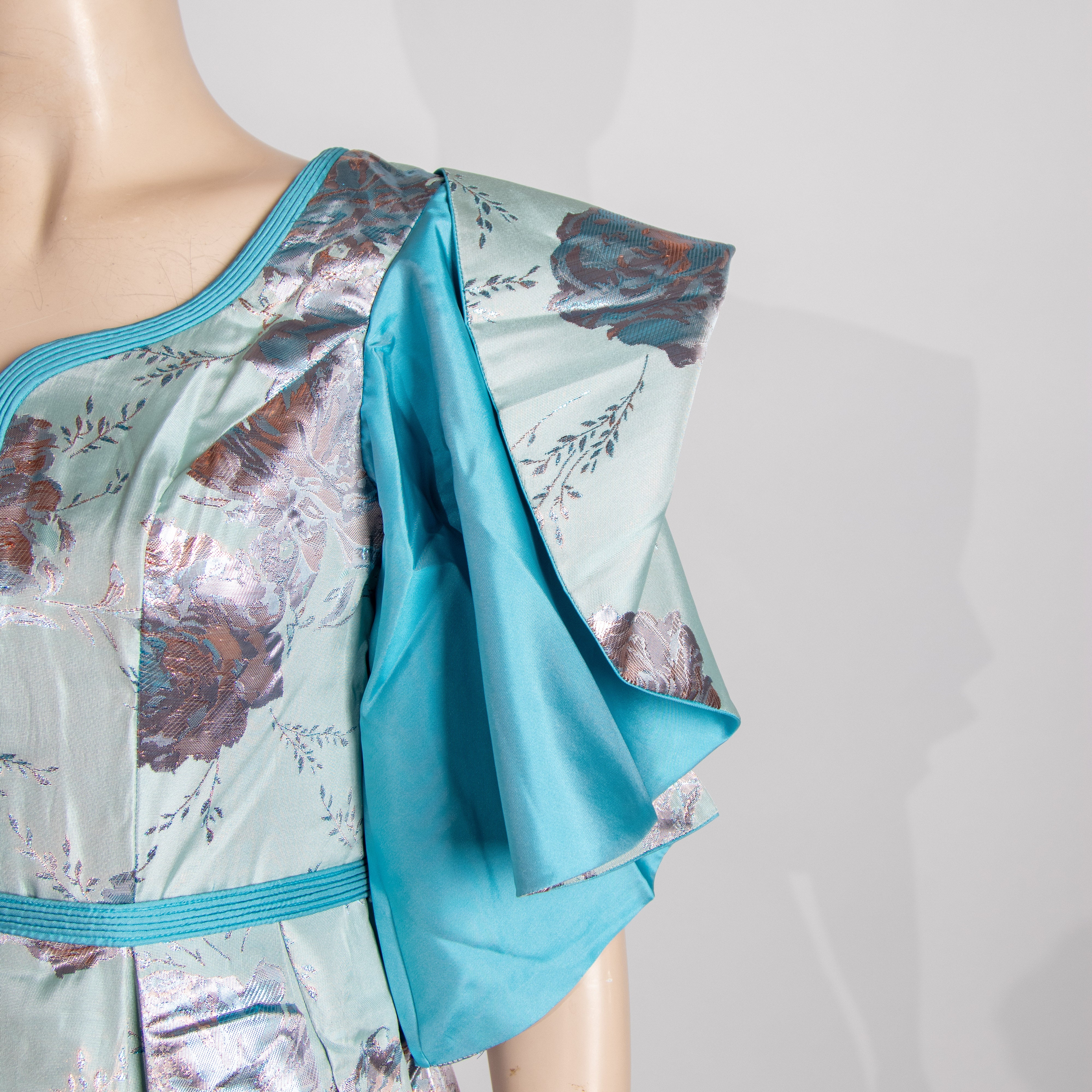 فستان أزرق مع سماوي