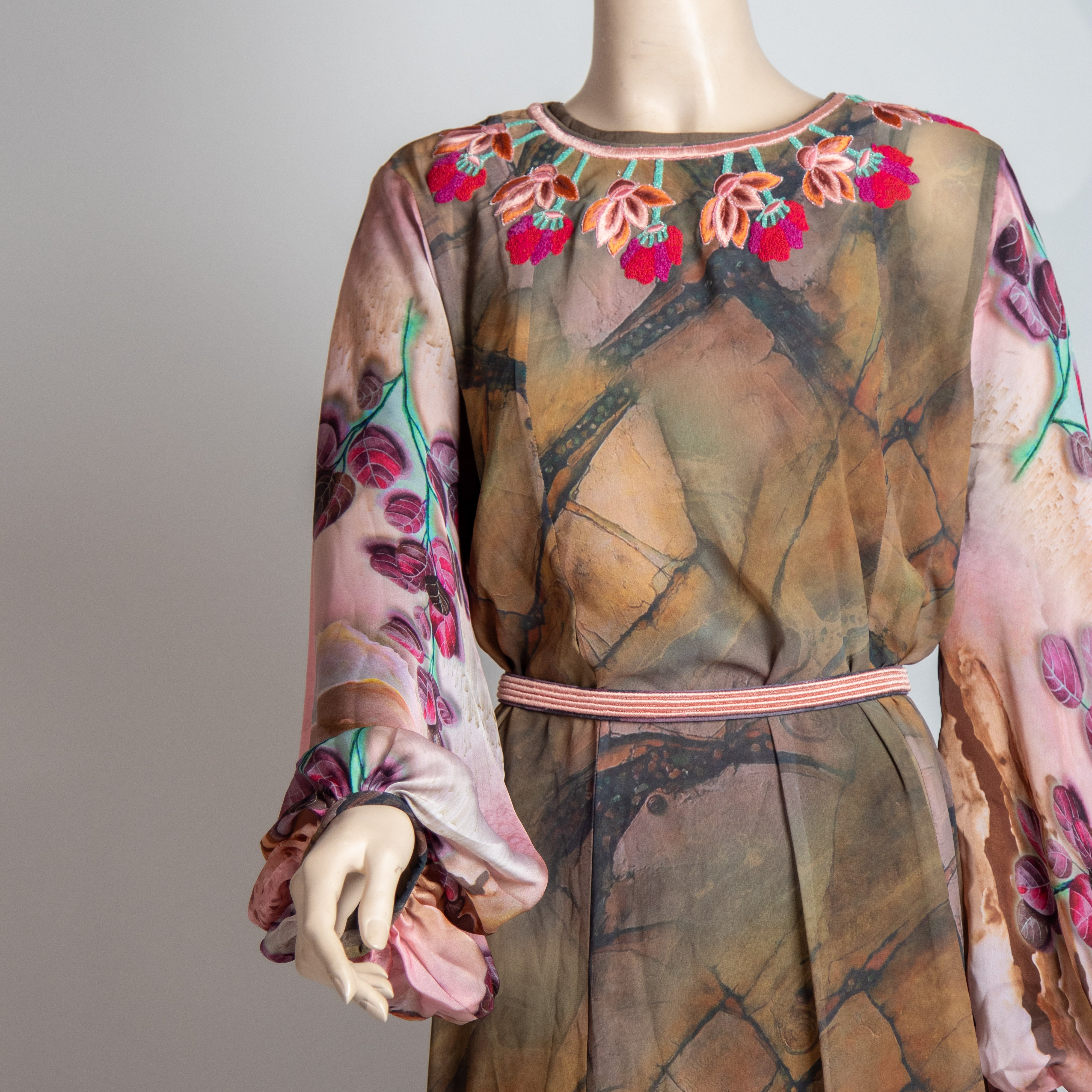 فستان شيفون بنقشة وورد فوشي