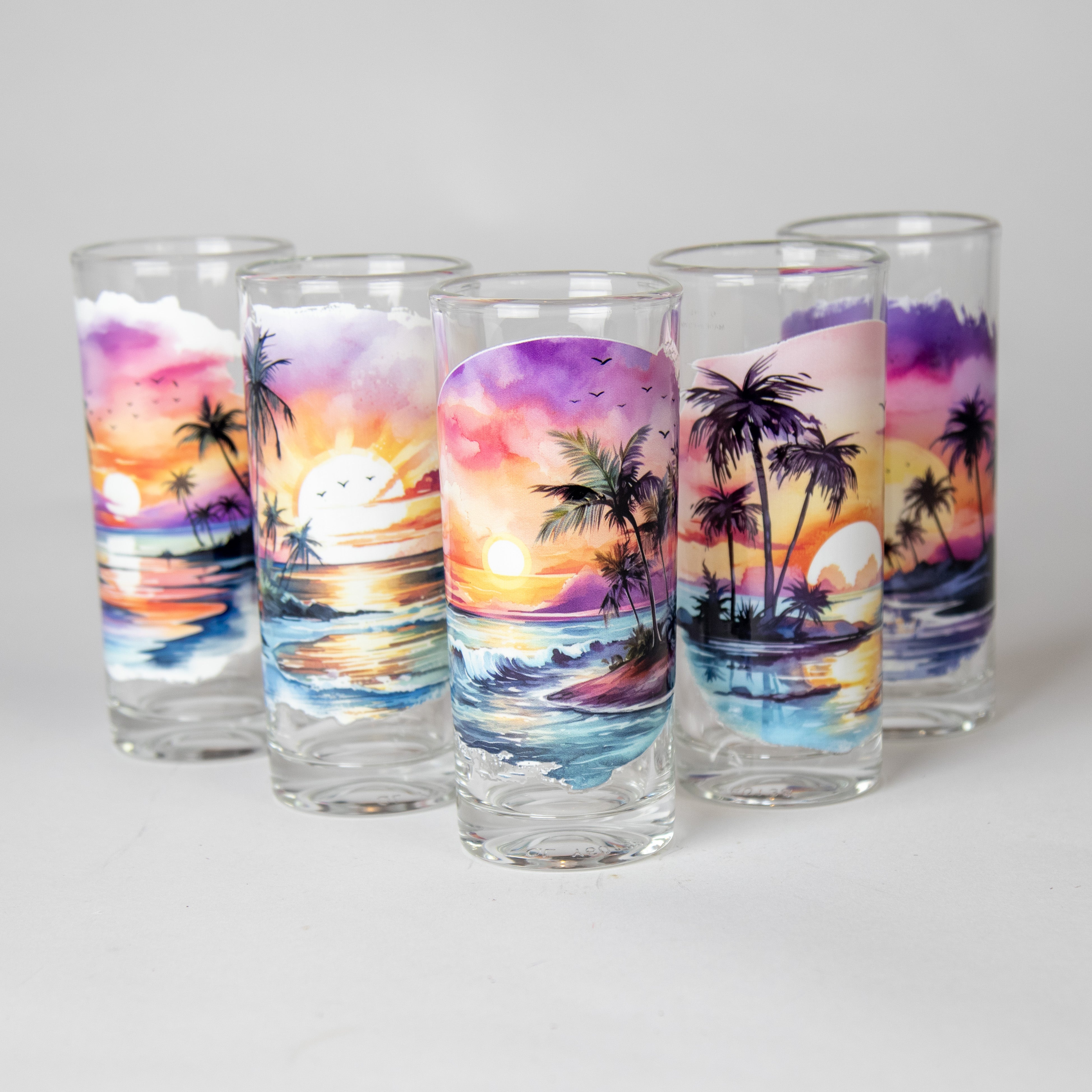 كأس زجاجي برسمة الغروب