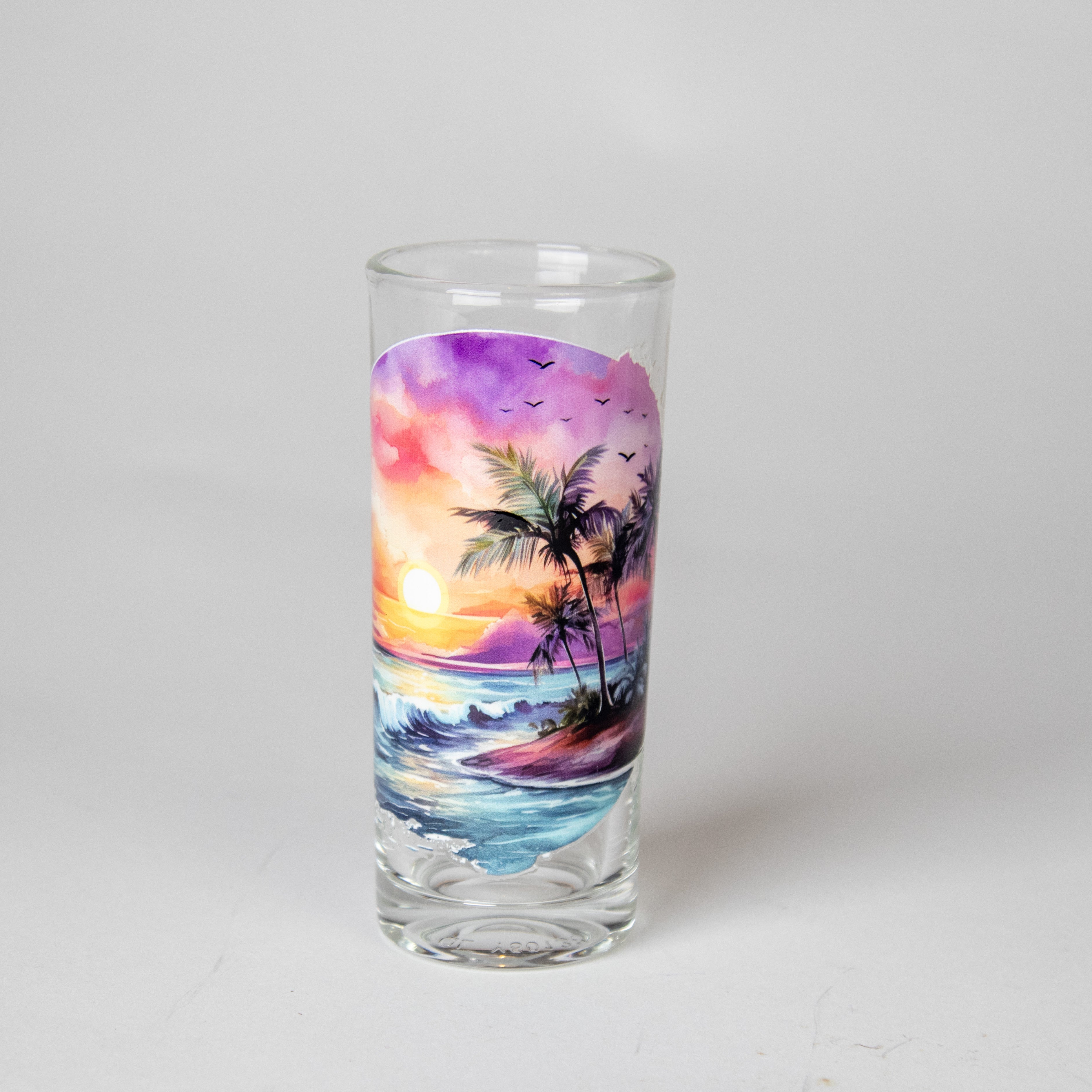 كأس زجاجي برسمة الغروب