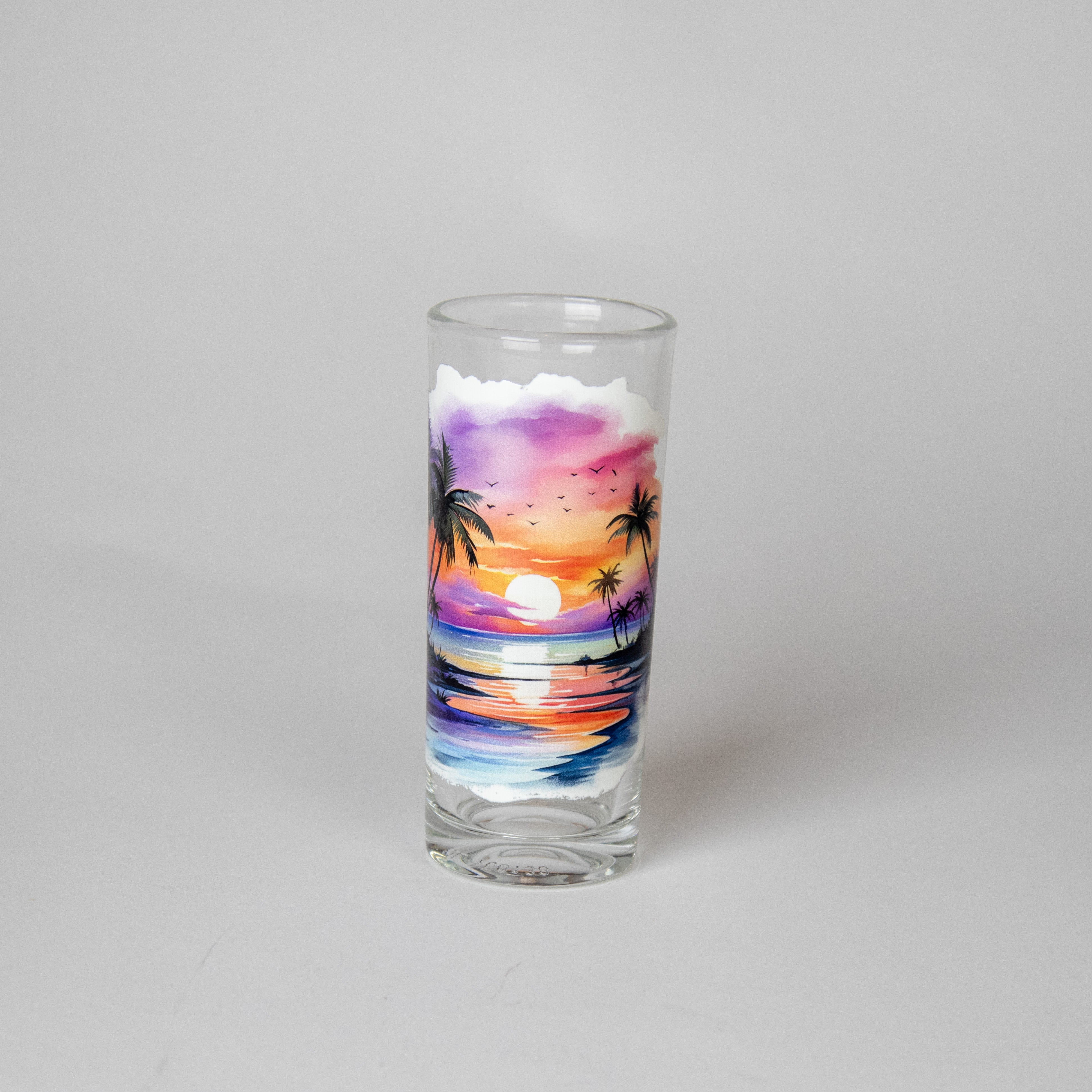 كأس زجاجي برسمة الغروب