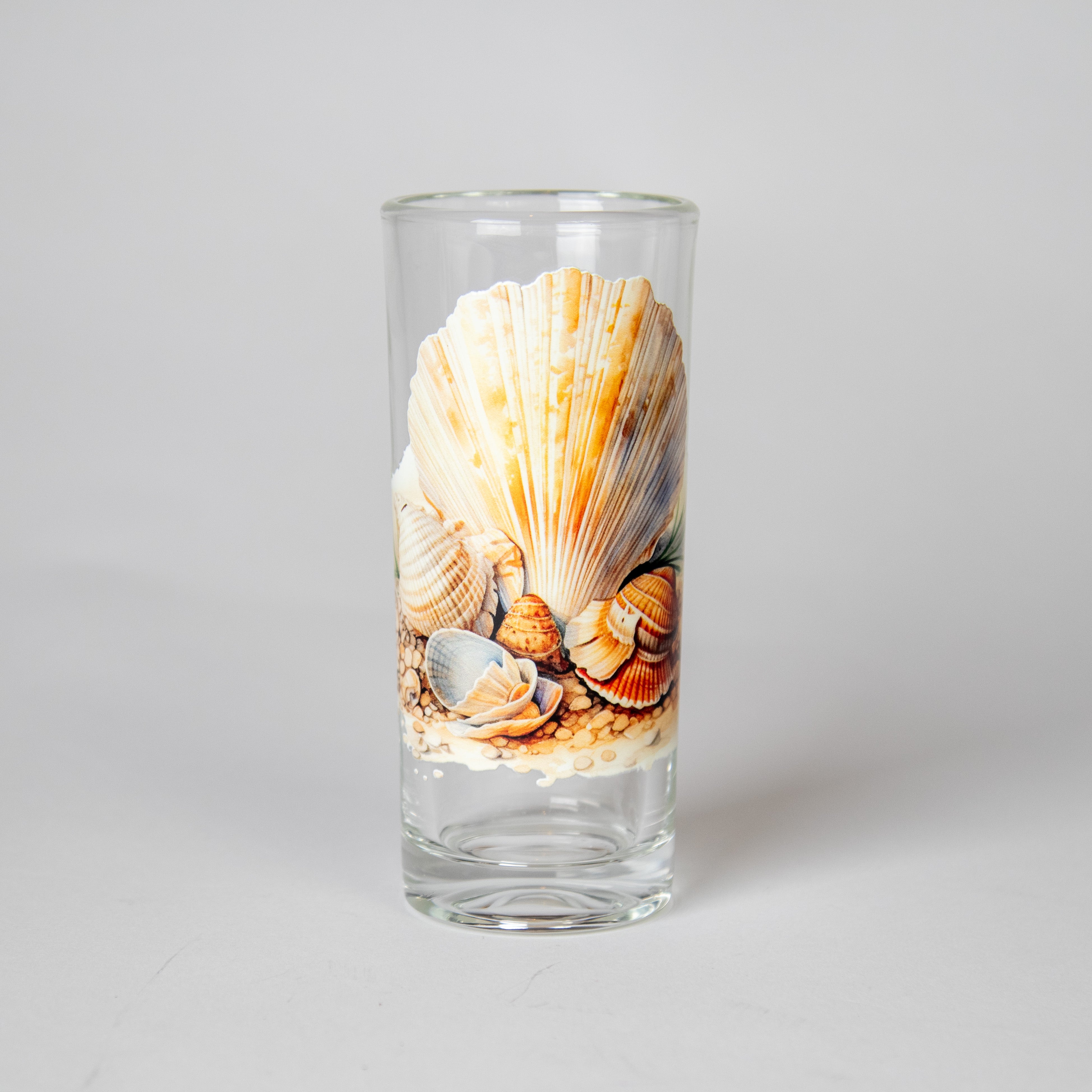 كأس زجاجي برسمة الصدف