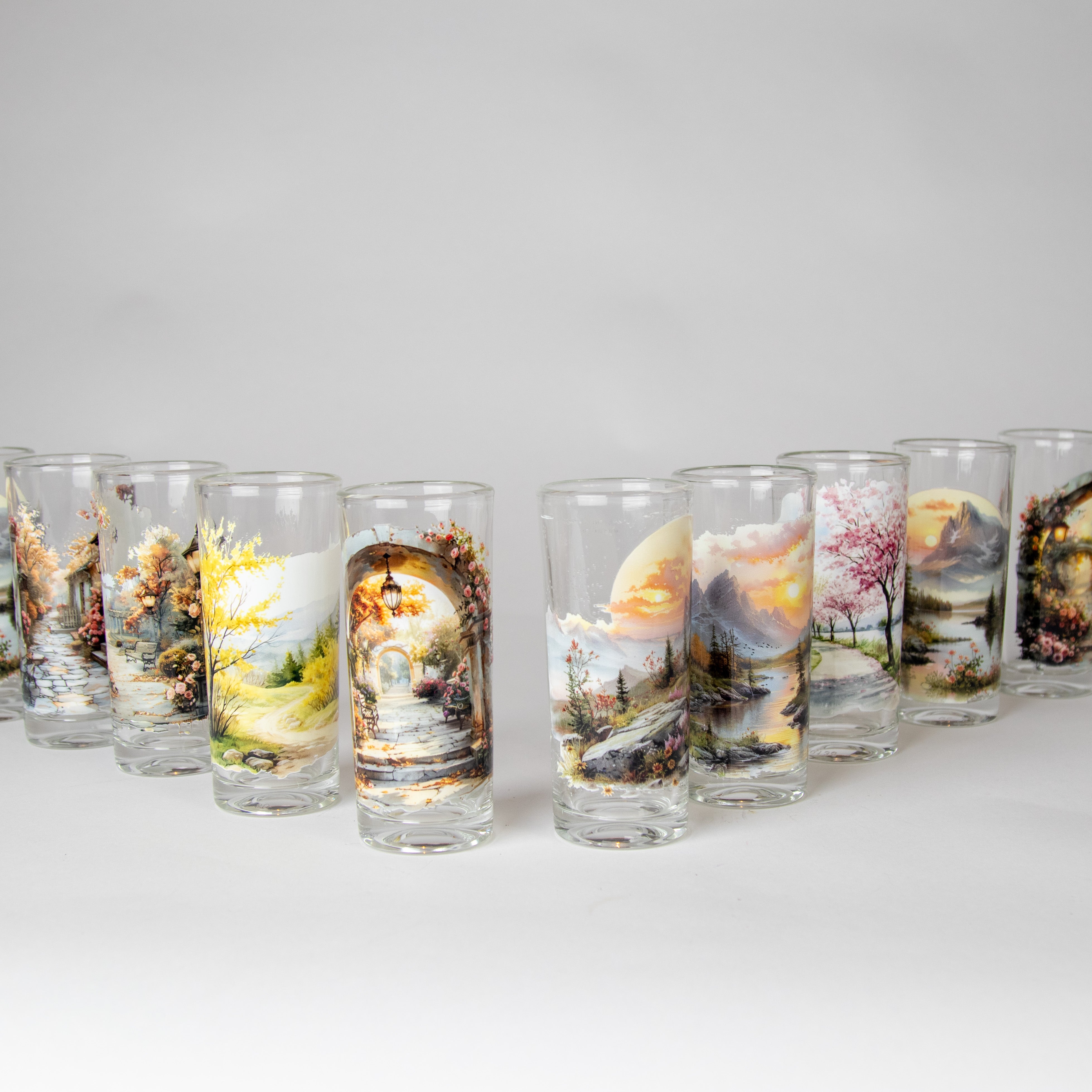 كأس زجاجي برسمة الطبيعة